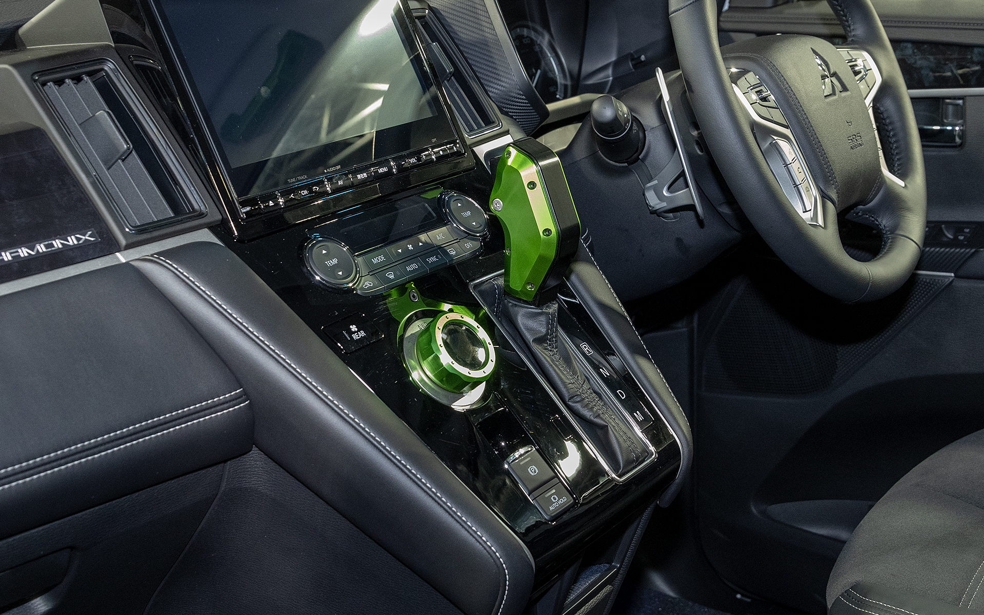 X-Fang製のドライブモードセレクターとシフター。特注色のライムグリーンでカラーリングされる