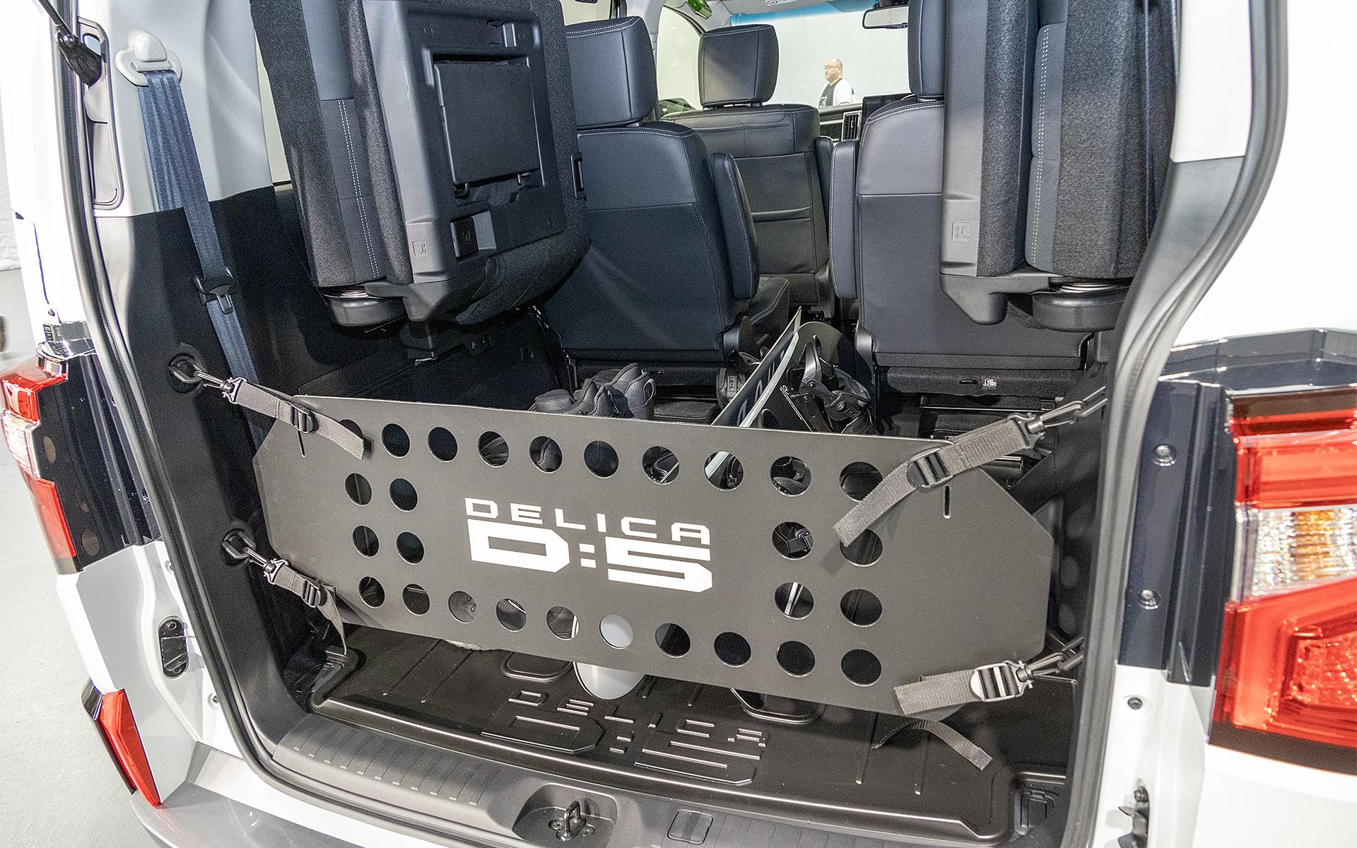 純正用品のカーゴフェンスを装着