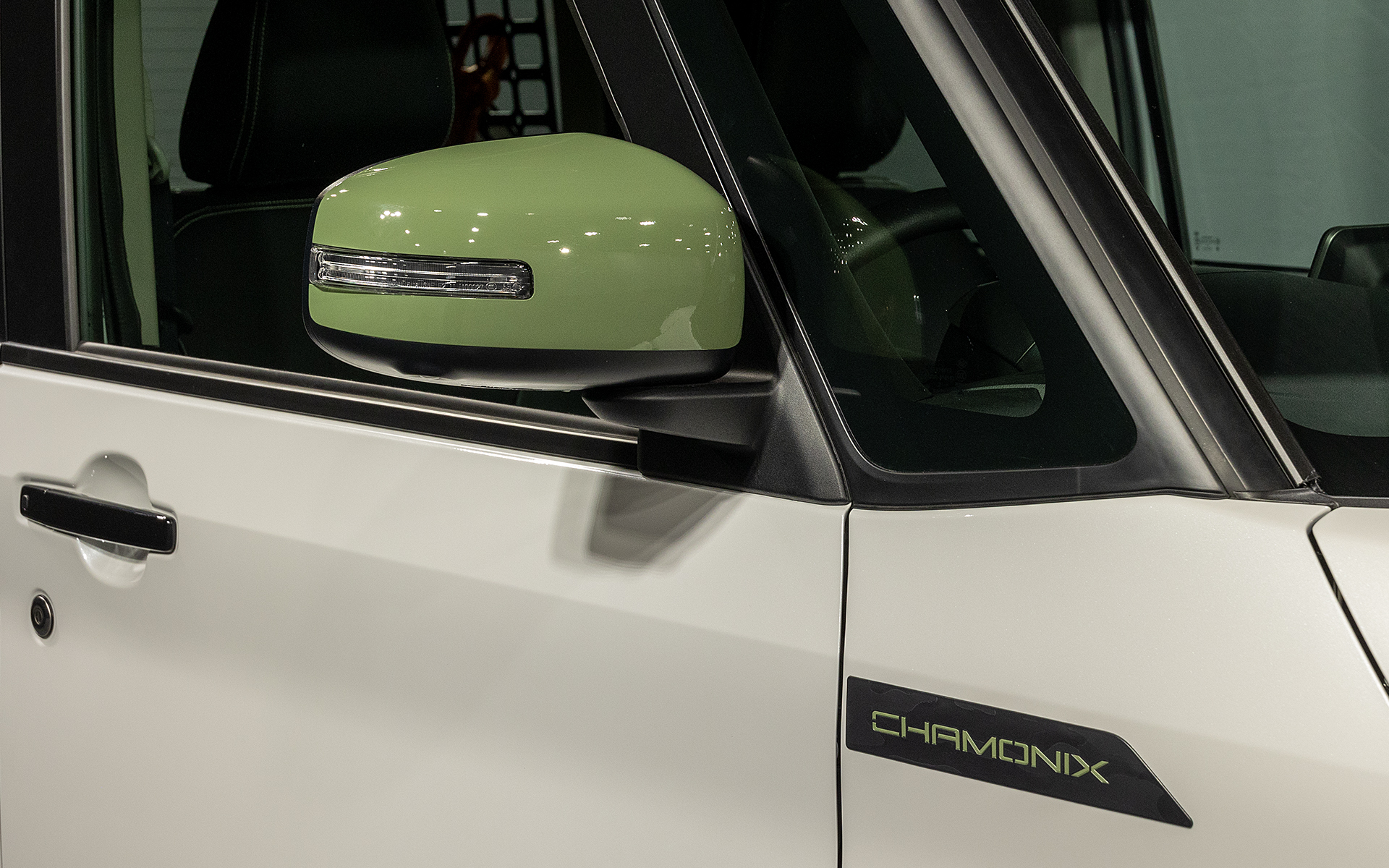 ミラーカバーはデリカD：5と同じライムグリーン