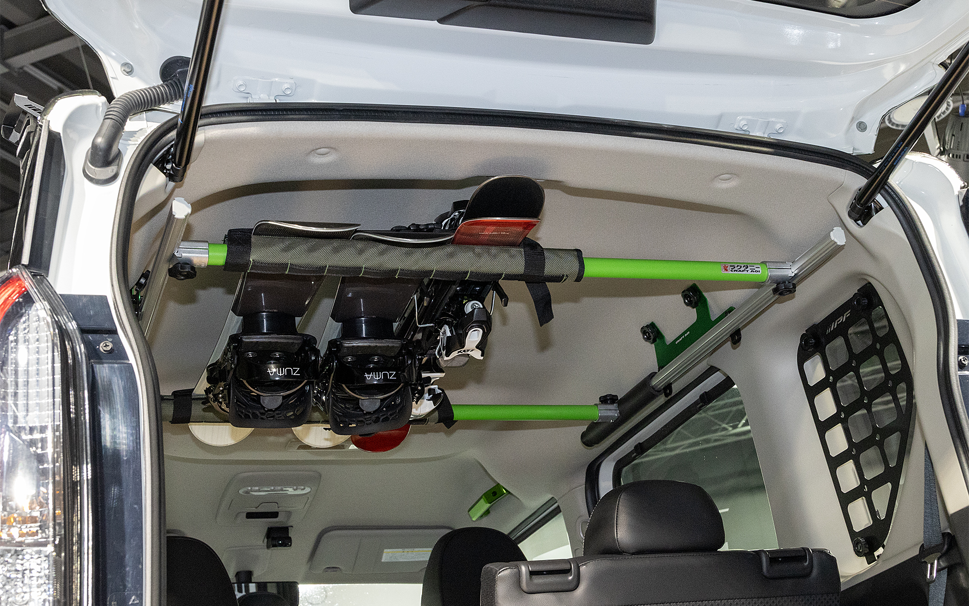 CRAFT AOI製のアッパーサイドステー2（ライムグリーン特注色）を装着