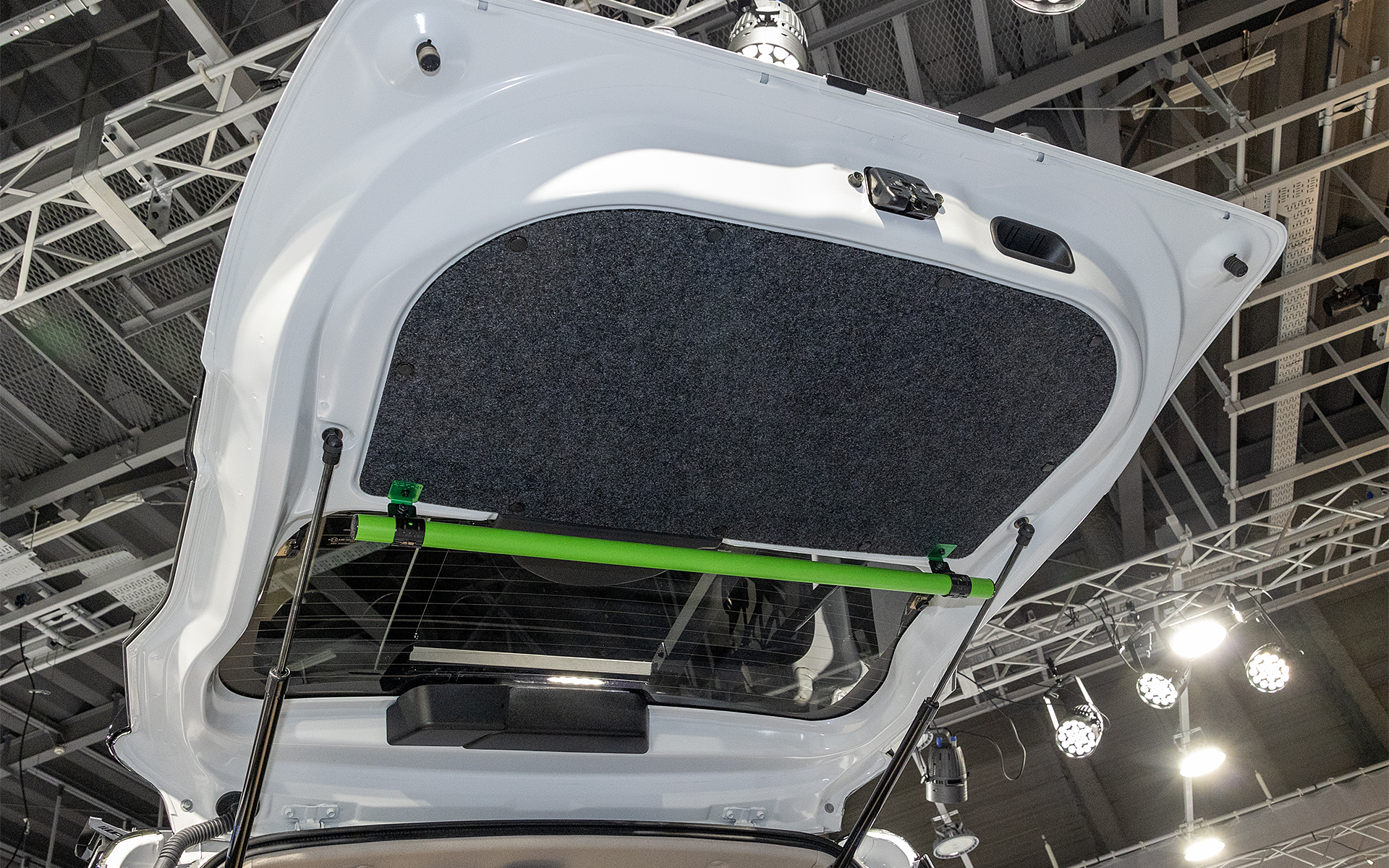 バックドアパイプもCRAFT AOI製（ライムグリーン特注色）