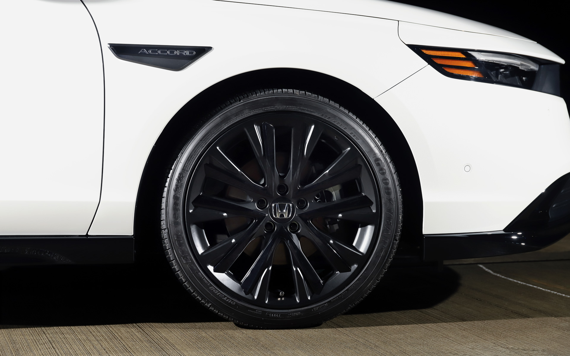 ステルスブラック塗装の19インチアルミホイール