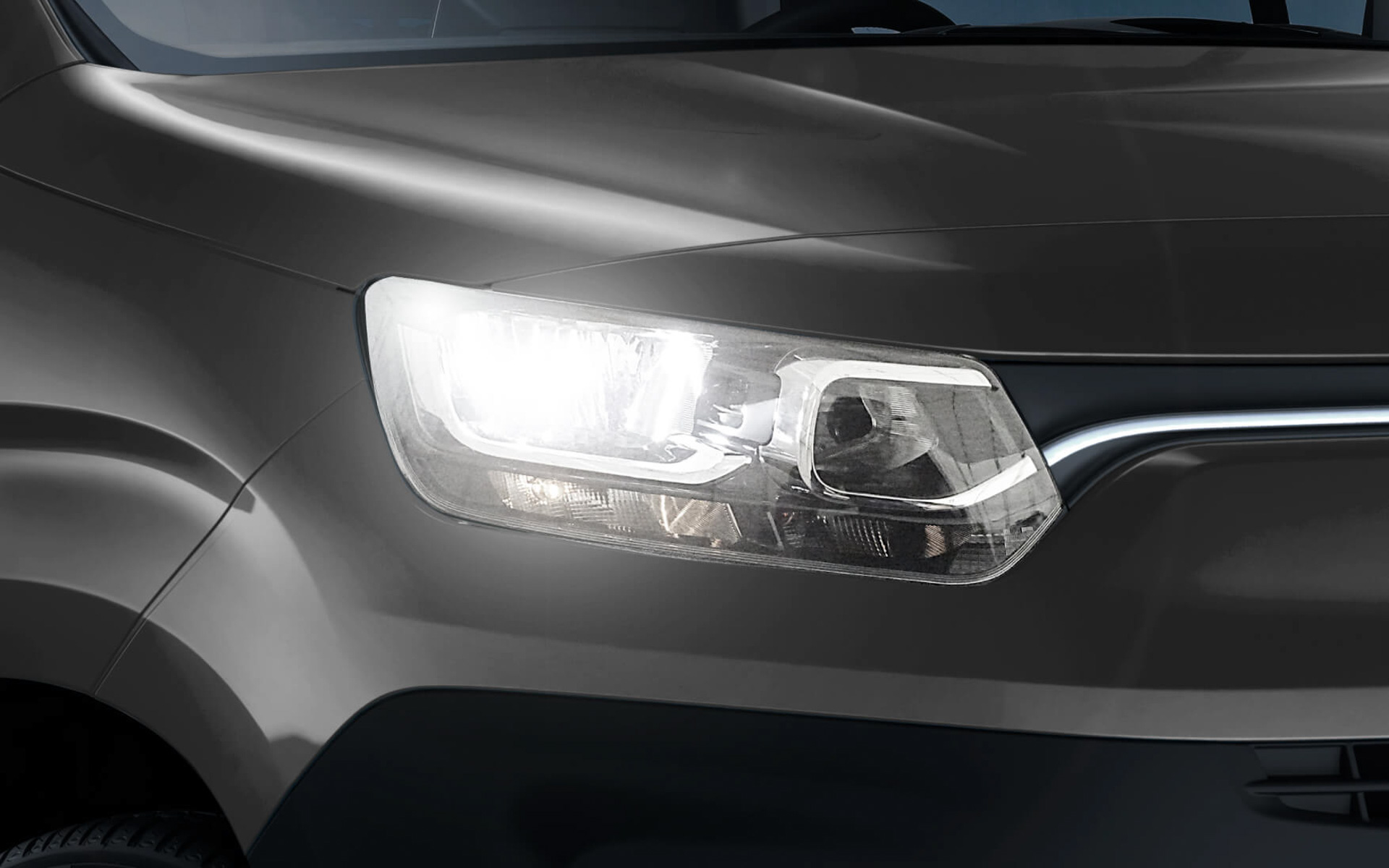 特別装備として採用したLEDヘッドライト