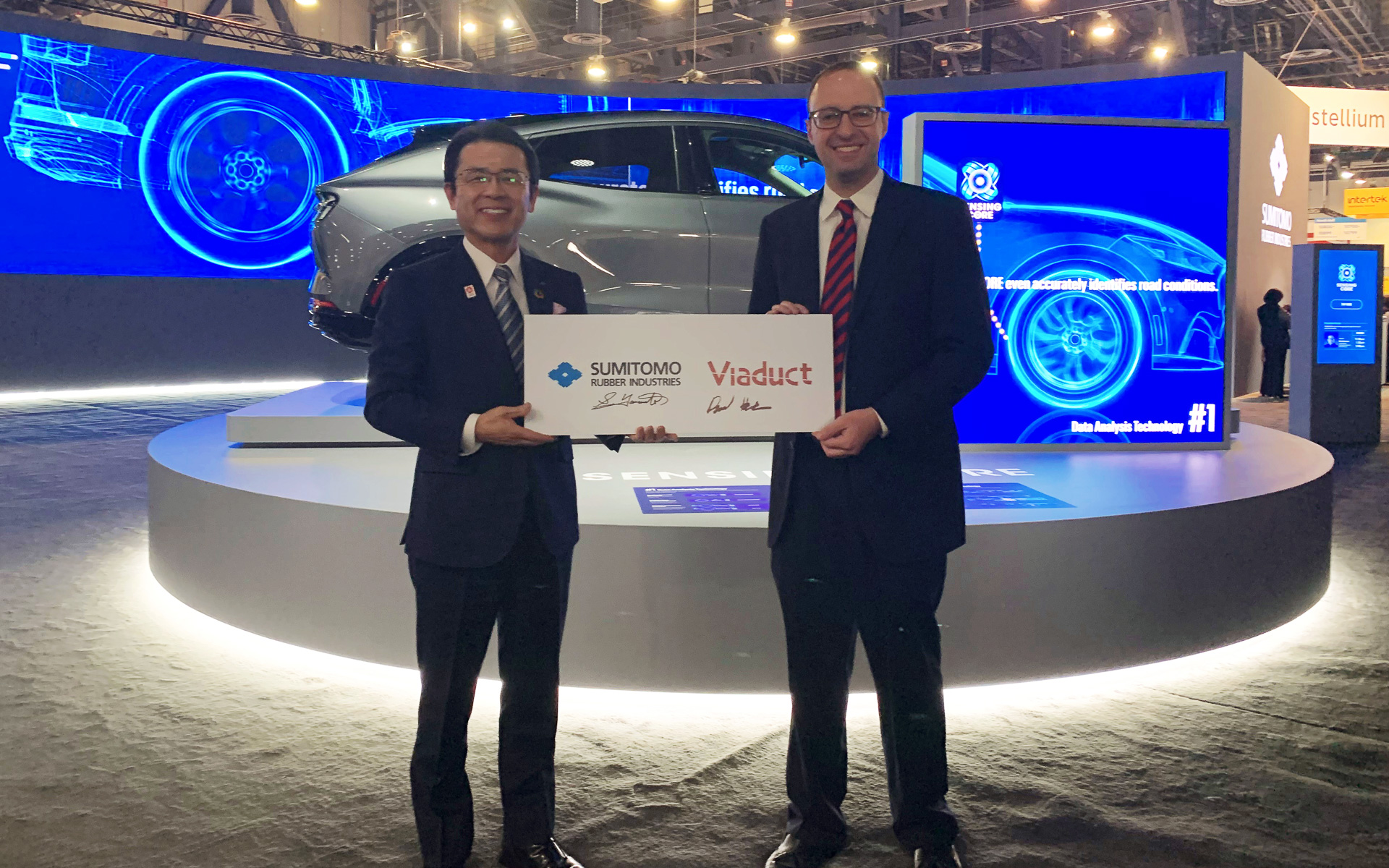 左から住友ゴム工業株式会社 代表取締役社長 山本悟氏、Viaductデイヴィッド･ハッラークCEO