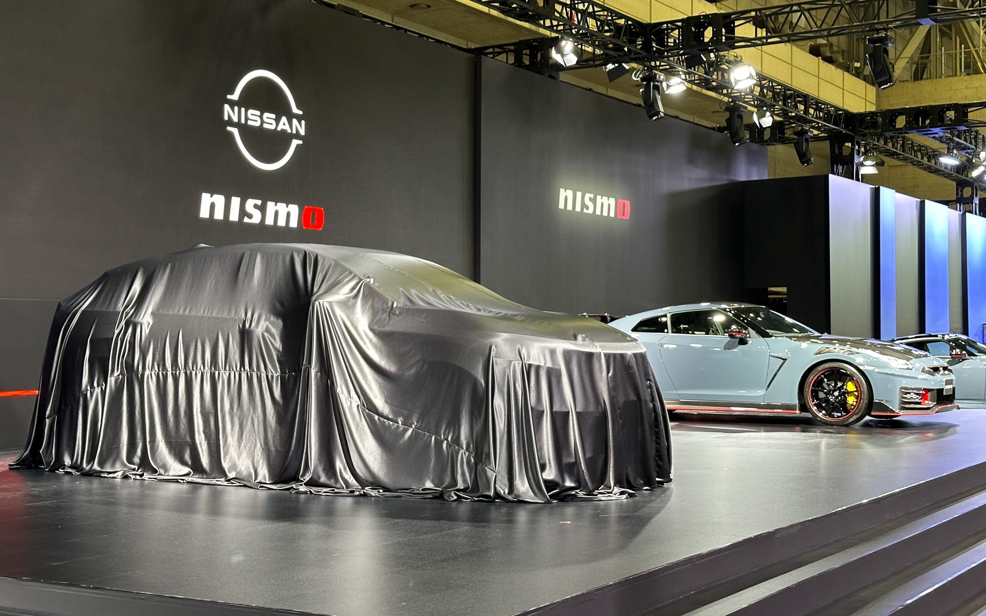 日産ブースでアンベールを待つモデル