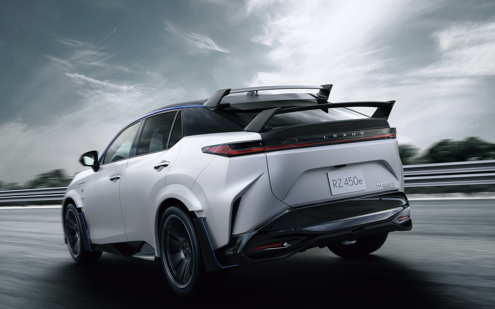 RZ450e特別仕様車”F SPORT Performance”