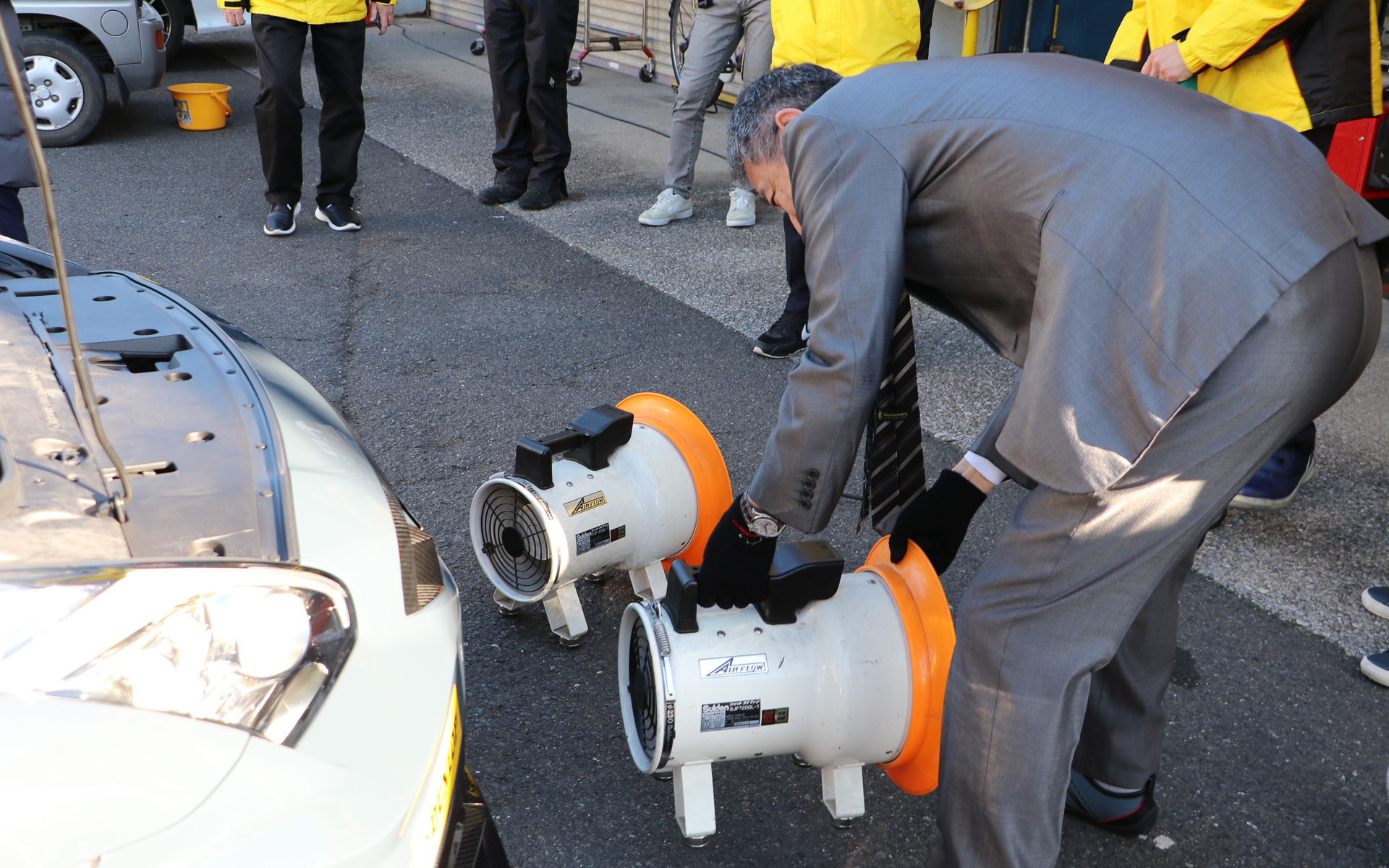 冷却用扇風機の配置高さについてアドバイスをする日産自動車 商品企画本部 ブランド・アンバサダーの田村宏志氏