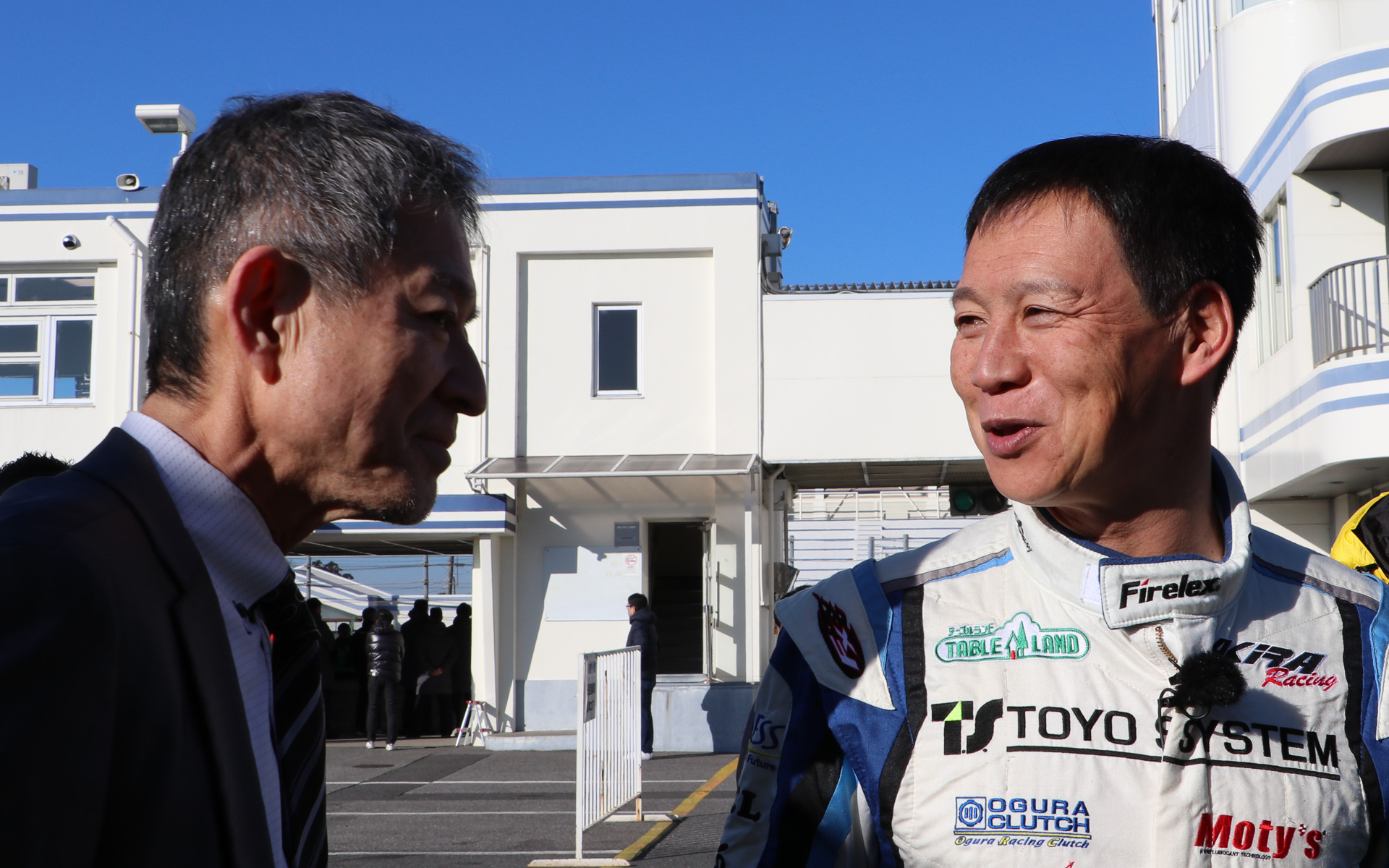 現場に居合わせた日産自動車 商品企画本部 ブランド・アンバサダーである田村宏志氏（左）と、プロドライバー飯田章氏（右）