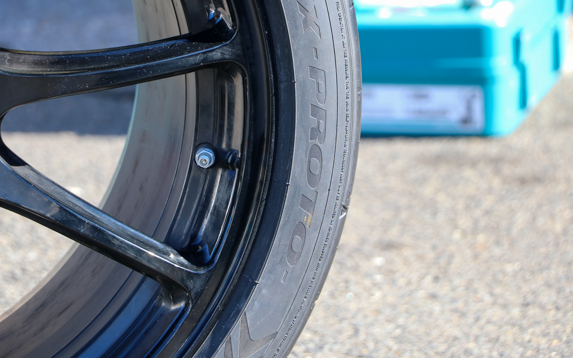 サイドウォールには「PROTO」の文字が入る