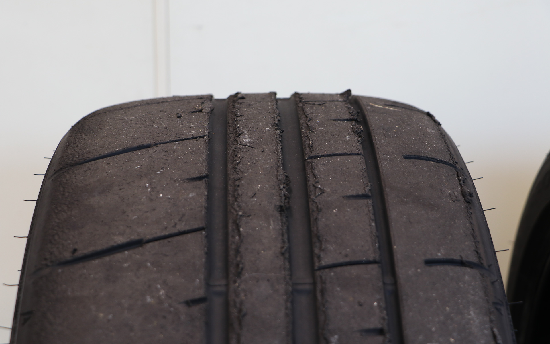 従来モデルは全体的に丸味を帯びた形状を採用していた