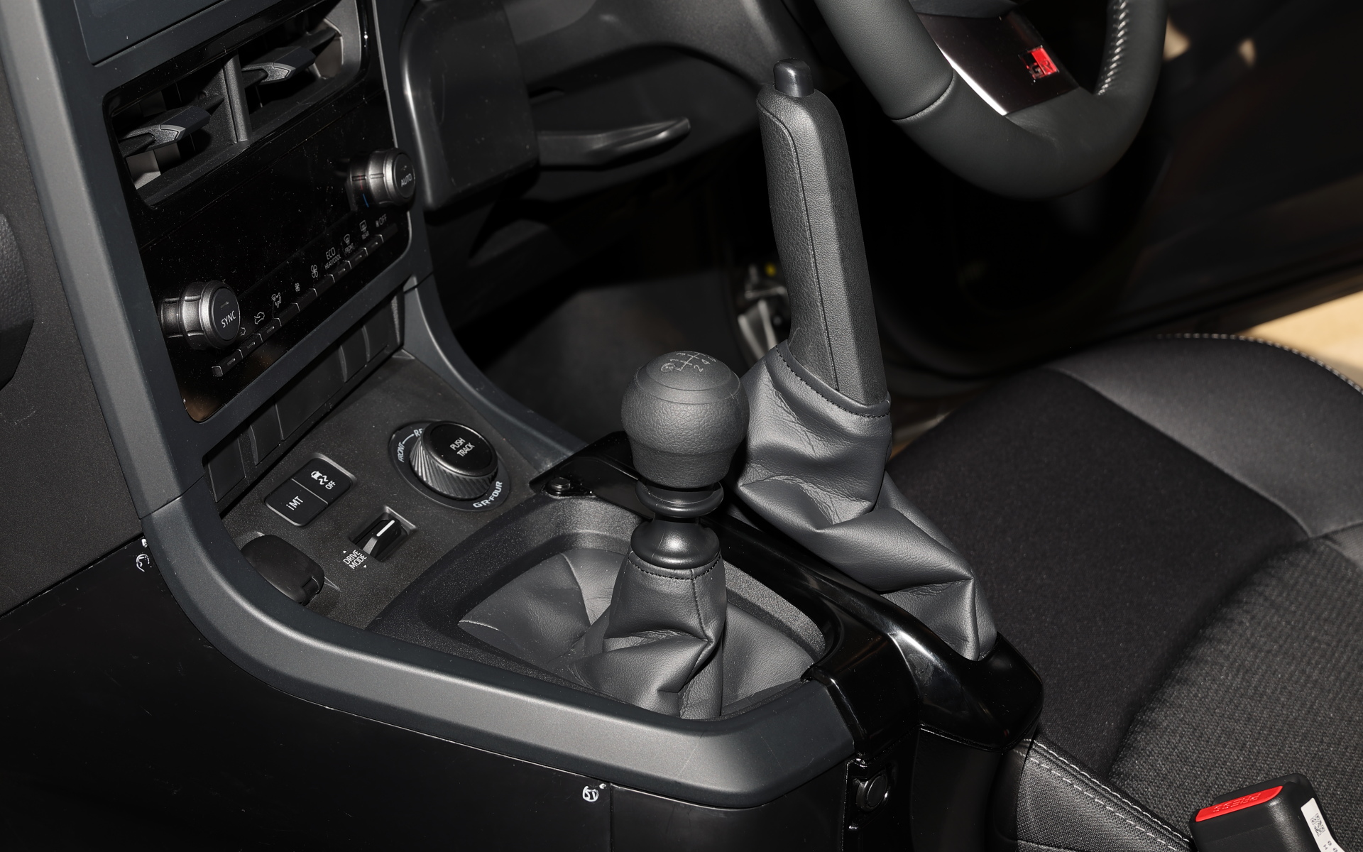 RCのオプション設定で用意されている高い位置のパーキングブレーキレバー。見るからに使いやすそうだ