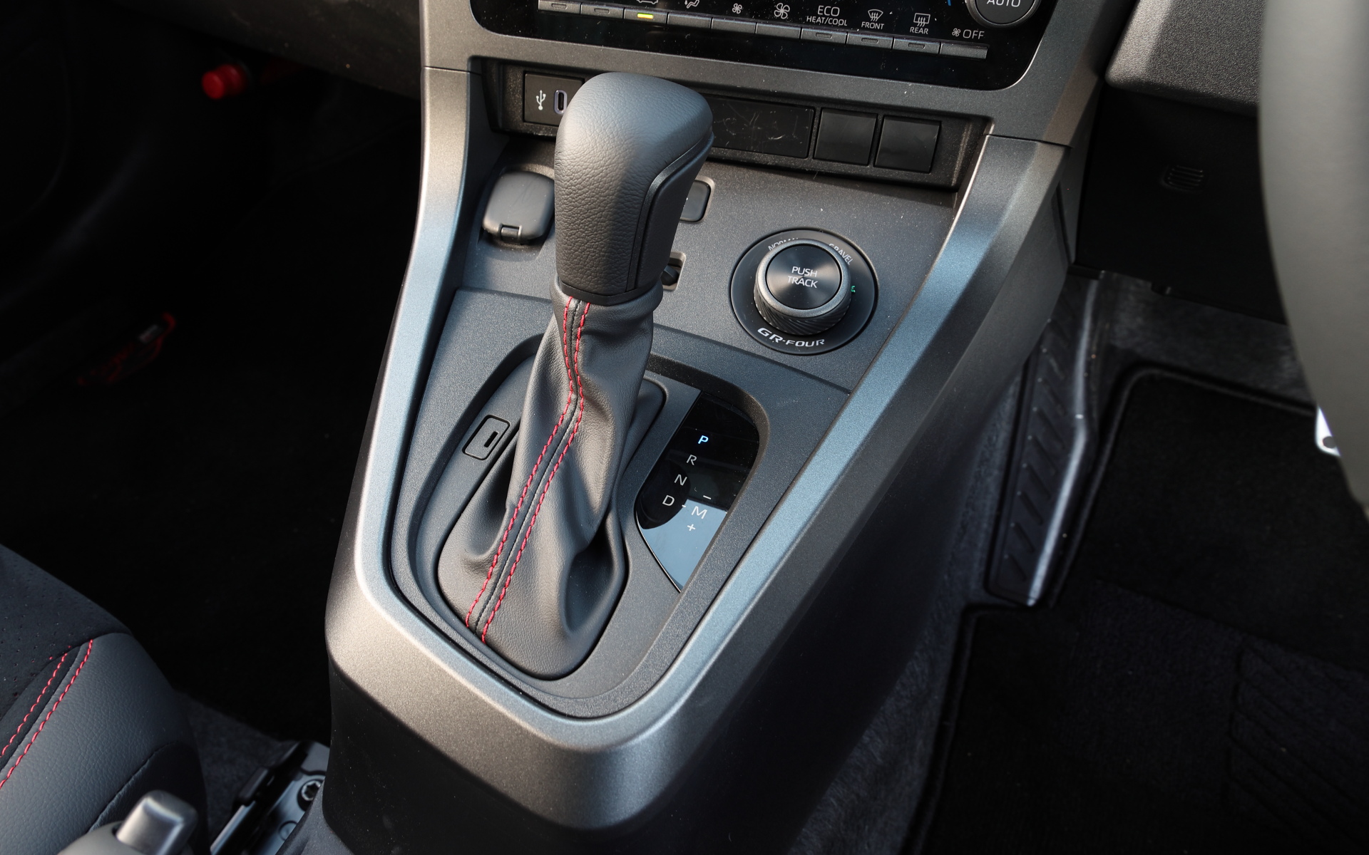 これは、進化型GRヤリスに用意された新開発8速AT TGR-DATのセレクトレバー。マニュアルモード時の＋－方向が通常のトヨタ車と逆転している。これもレースでの使いやすさを追求したもの