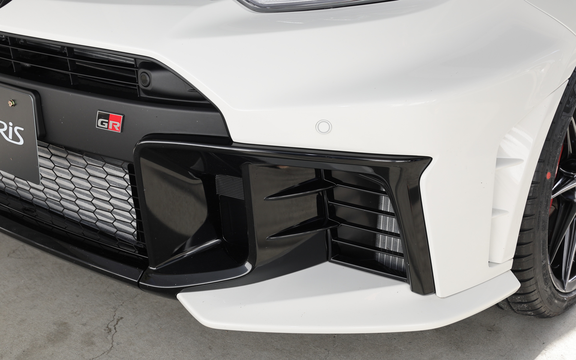 新たに3分割となった進化型GRヤリスのフロントバンパー。そこには開発ストリーがある