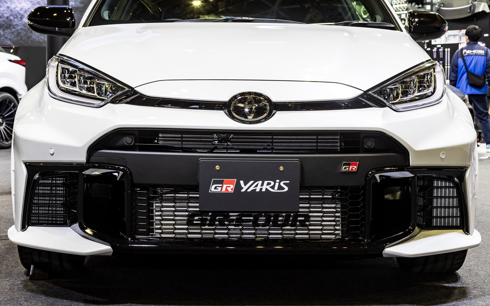 フロントバンパーはロアグリル形状を変更するとともに分割構造を採用