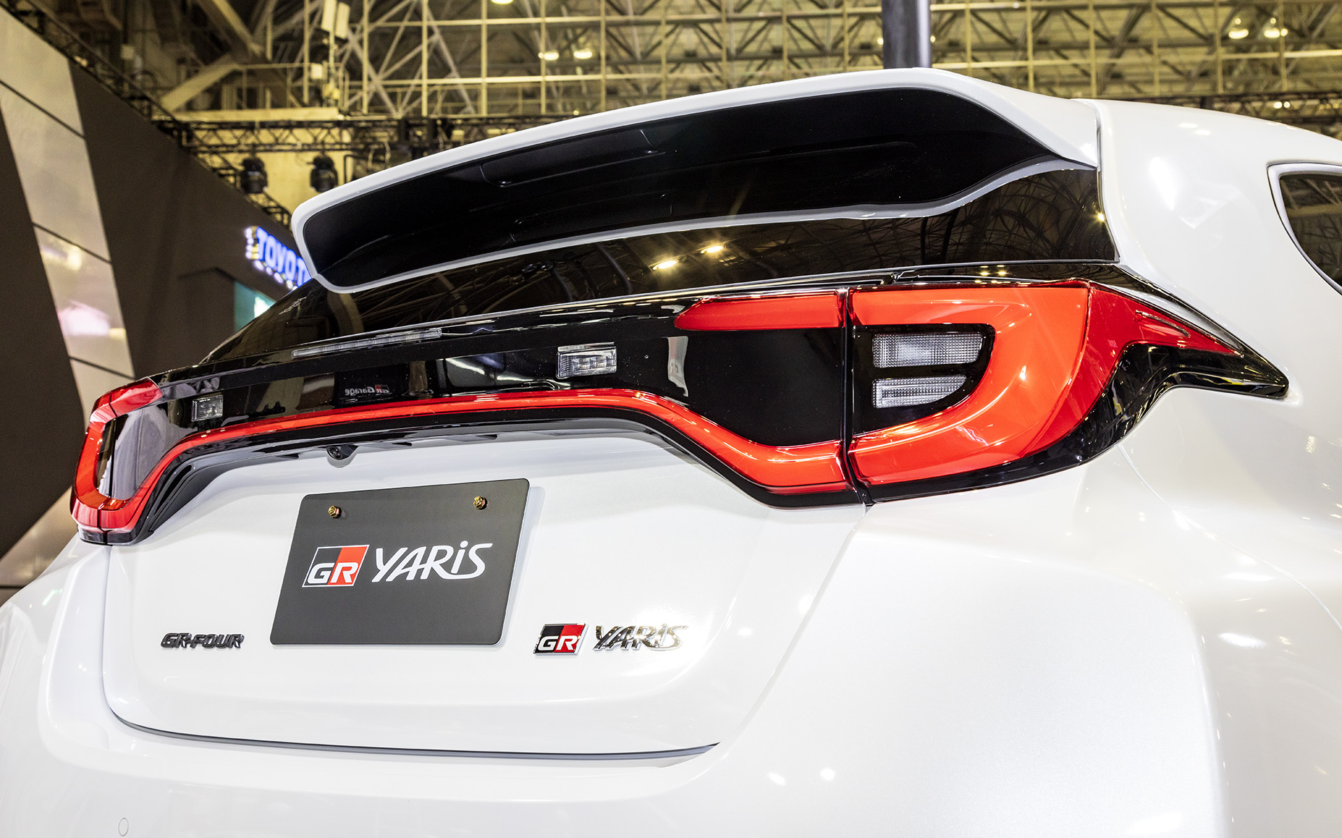 テールランプは中央部まで一文字につながる一体感のあるもの