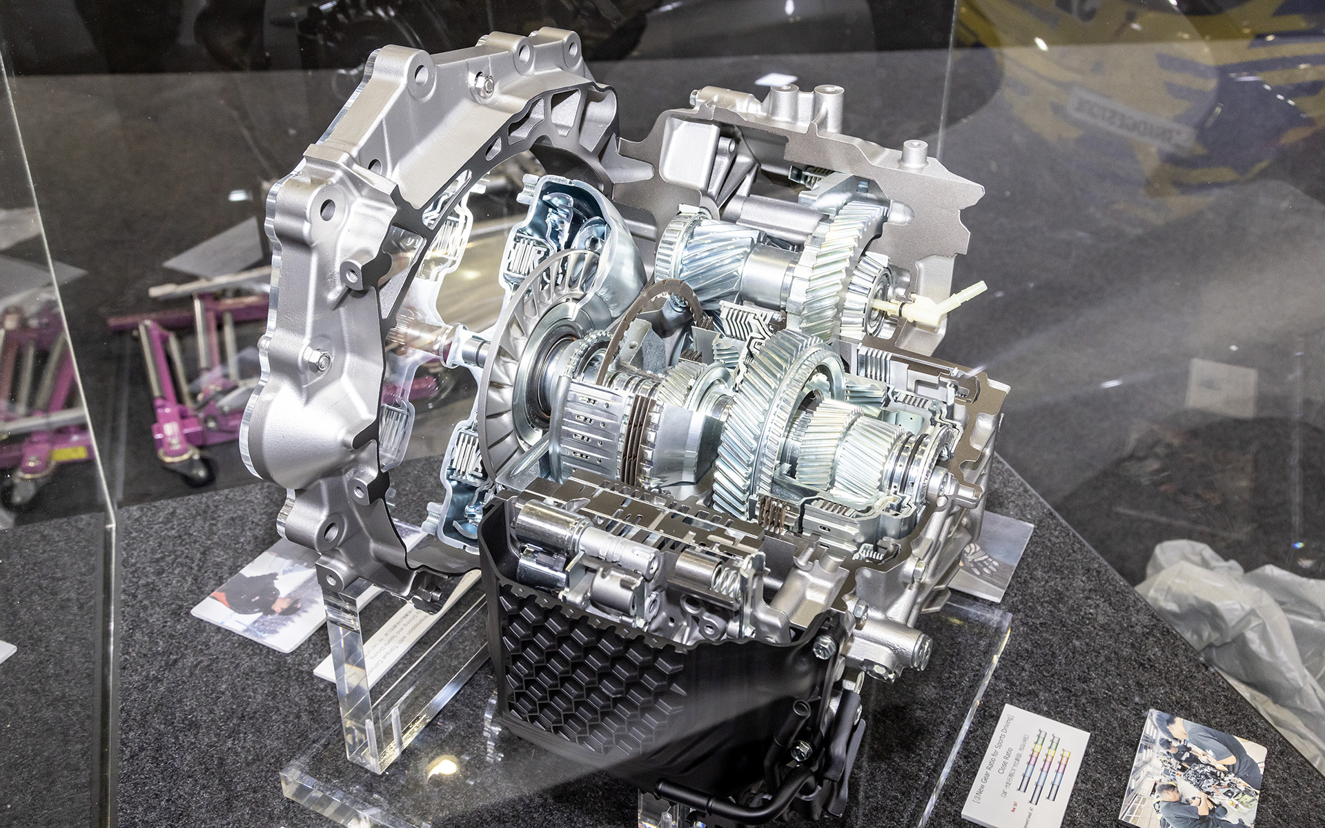 GR-DATのカットモデルも展示されている