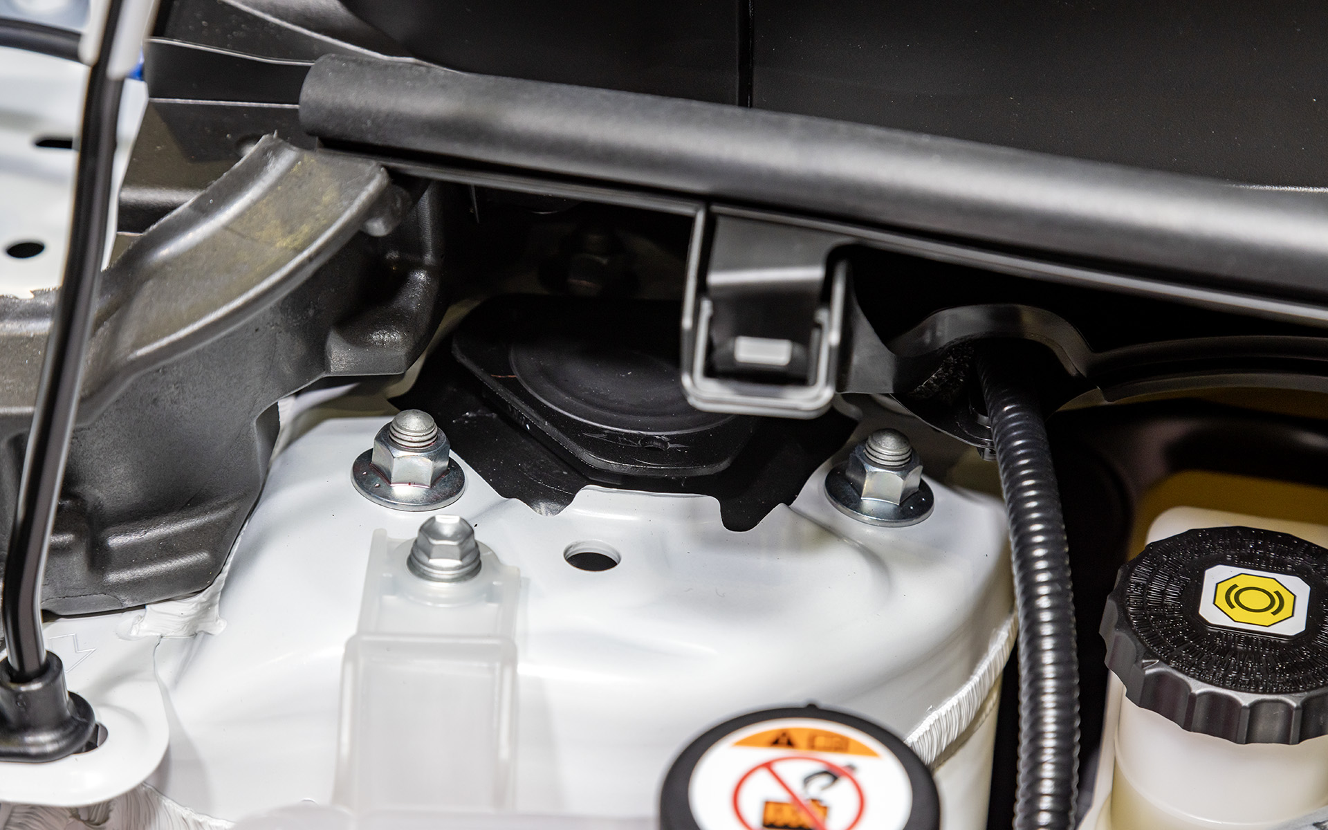 ボディとショックアブソーバーを締結するボルトを3本に変更