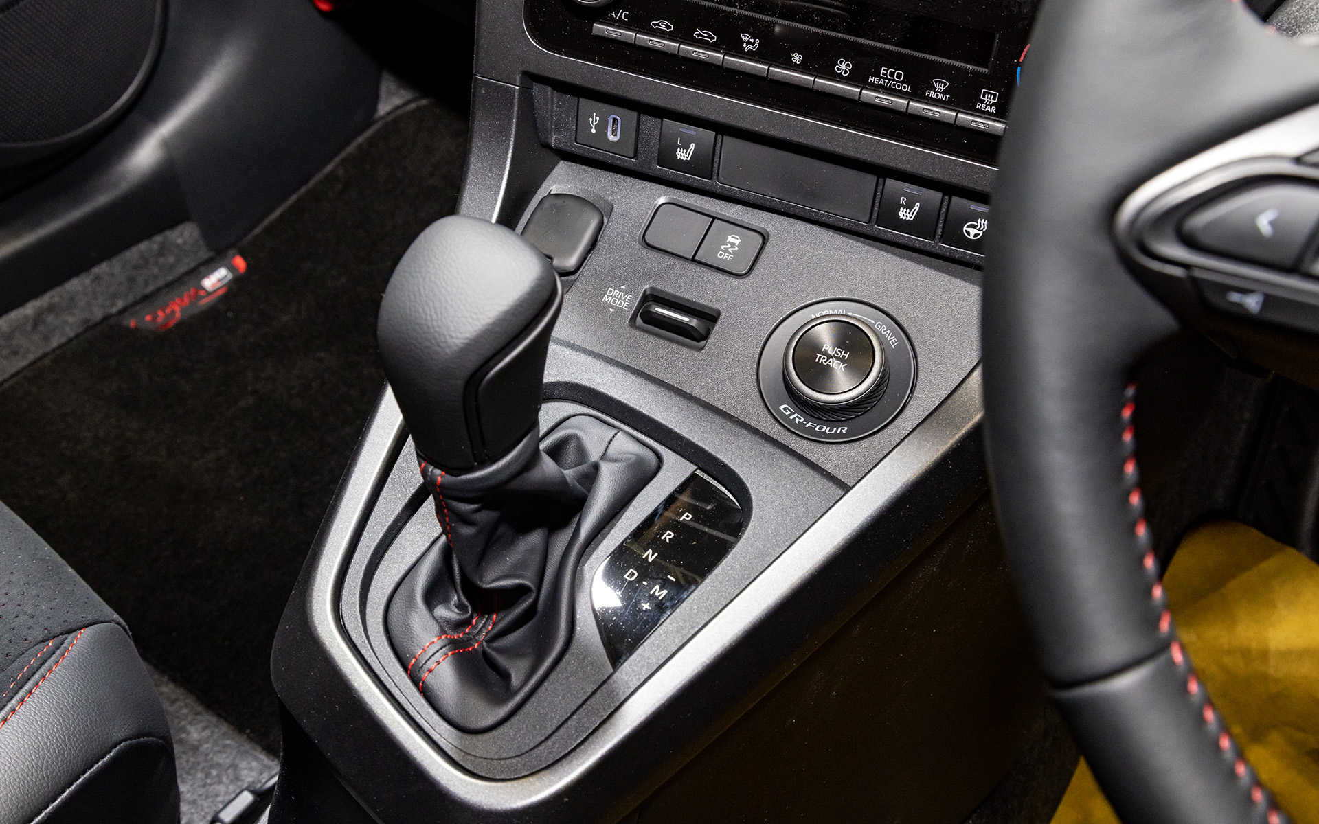 シフトレバーをMT車と同等の位置に変更することで操作性を向上