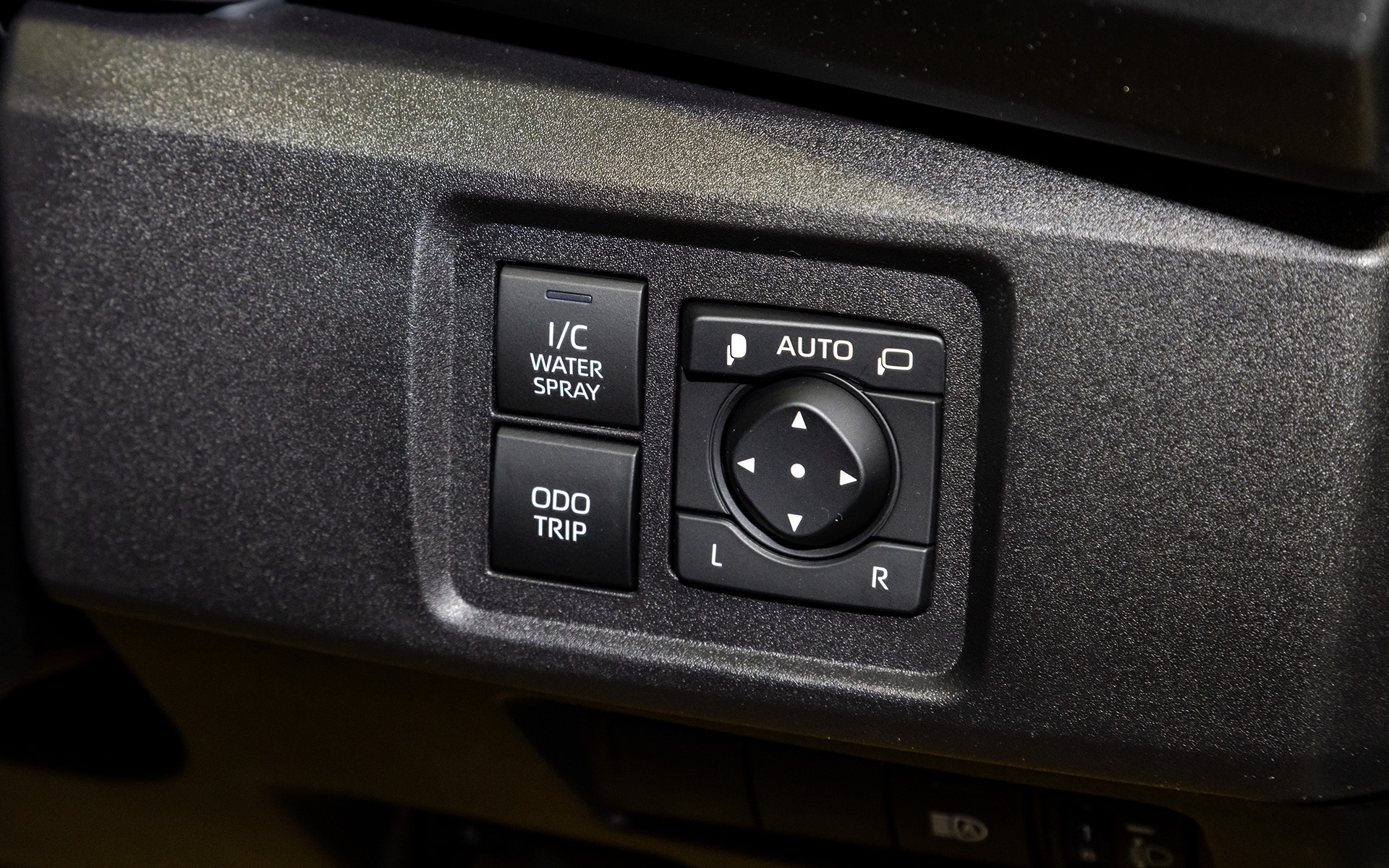 新たにオプション設定されるクーリングパッケージには、インタークーラースプレーをはじめサブラジエーター、クールエアインテークがセットになる