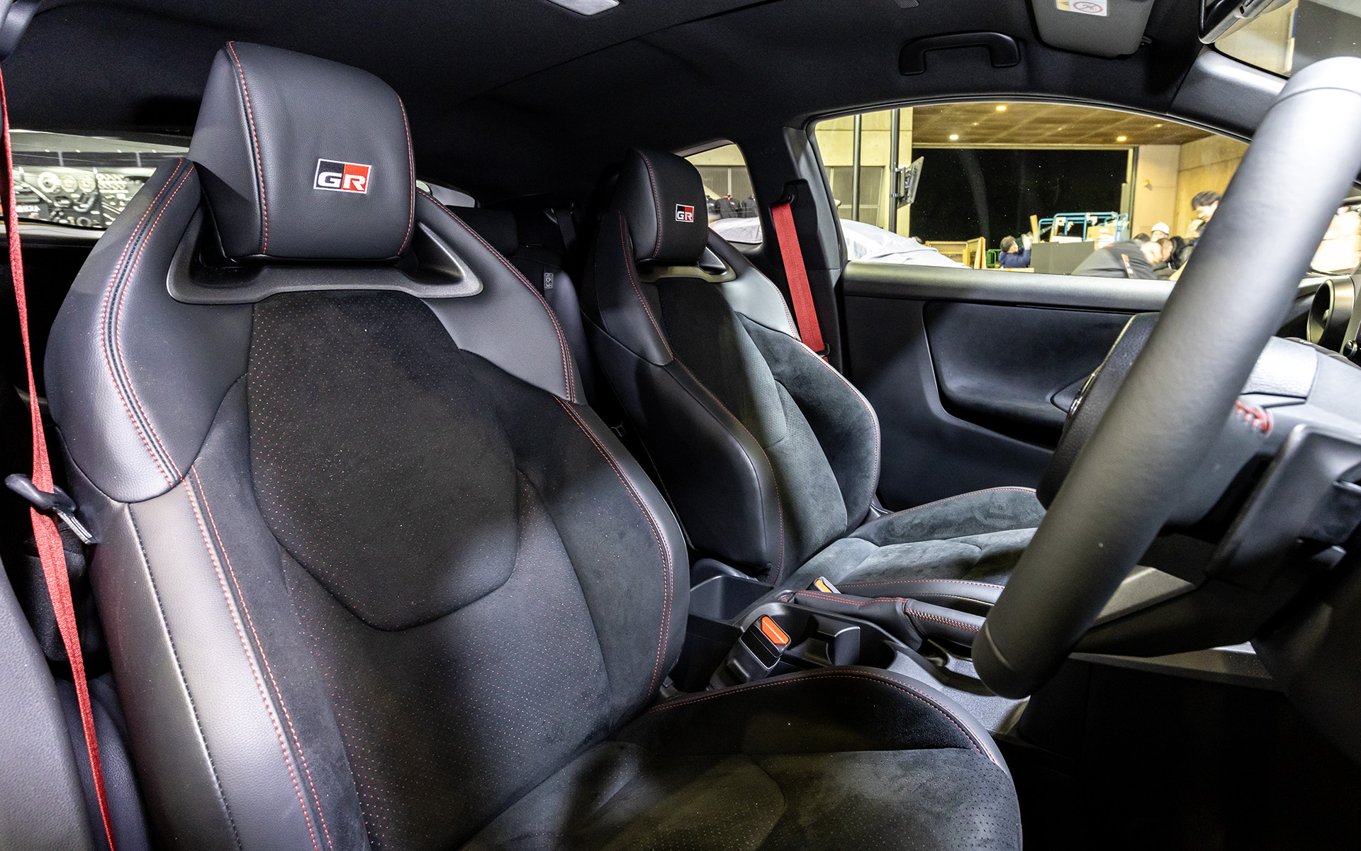 ホールド性に優れたスポーツシートを装着