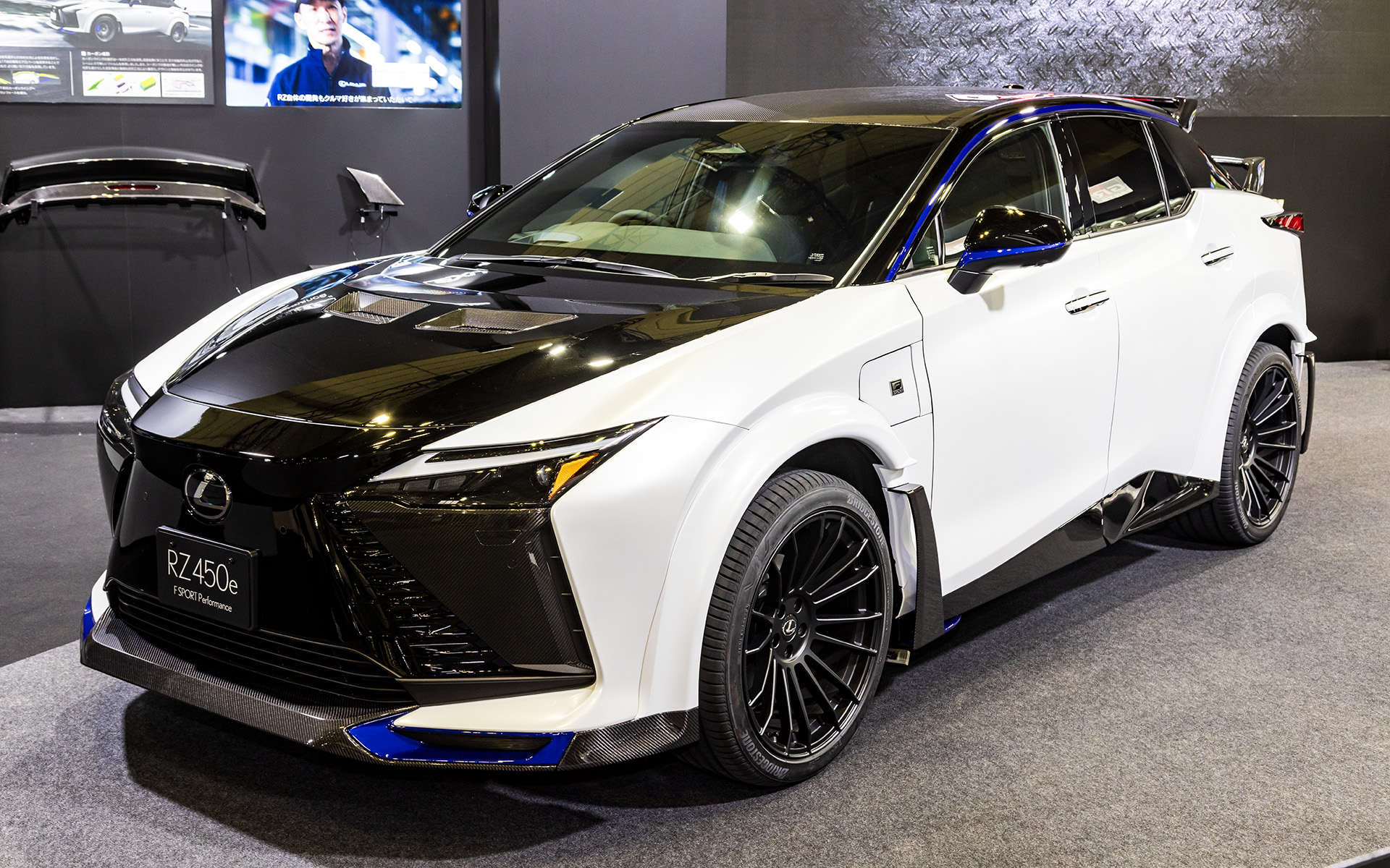 ボディカラーは専用のブラック×HAKUGIN（白銀）。ボディサイズは4860×1965×1625mm（全長×全幅×全高）