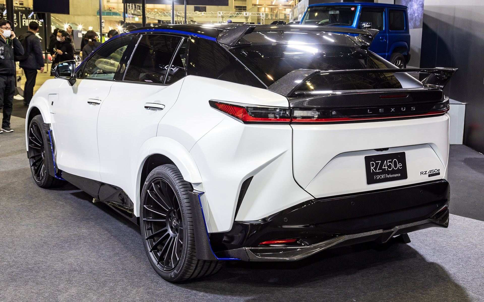 ボディカラーは専用のブラック×HAKUGIN（白銀）。ボディサイズは4860×1965×1625mm（全長×全幅×全高）