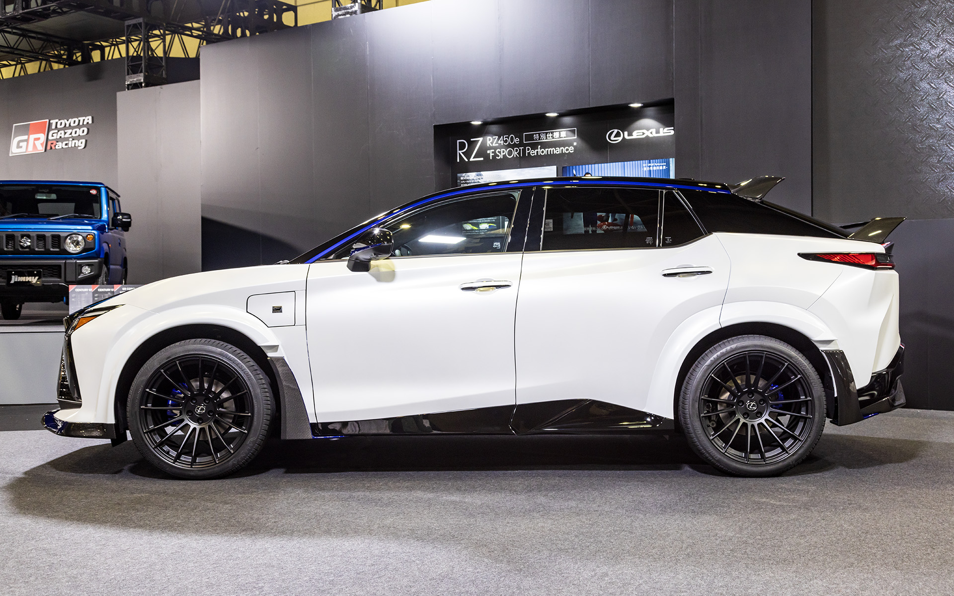 ボディカラーは専用のブラック×HAKUGIN（白銀）。ボディサイズは4860×1965×1625mm（全長×全幅×全高）