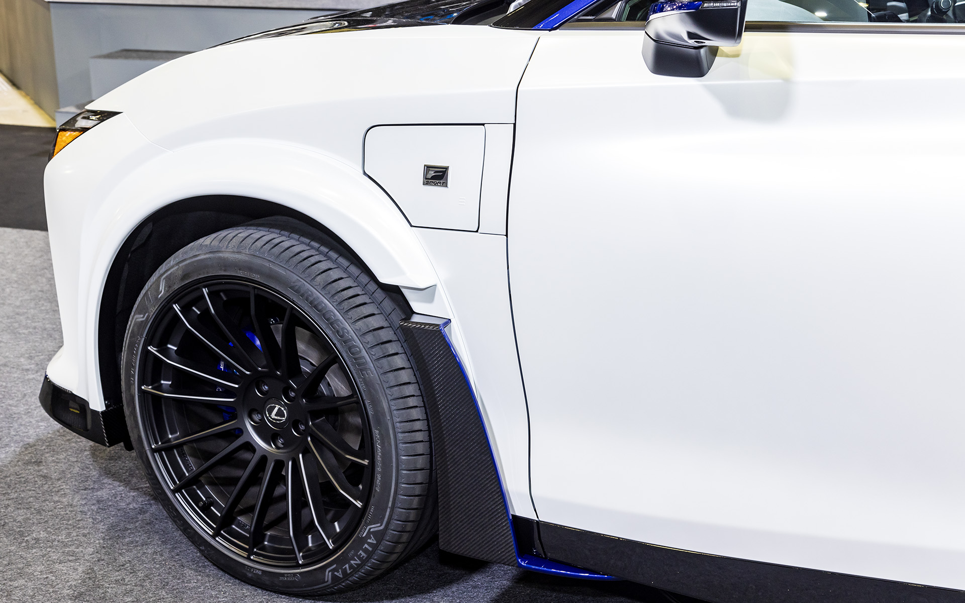 オーバーフェンダーによって全幅は70mmワイドに。下部にはカーボン製のターニングベインが装着される。タイヤサイズはフロントが255/40R21、リアが295/35R21。アルミホイールはENKEI製でマットブラック塗装が施される