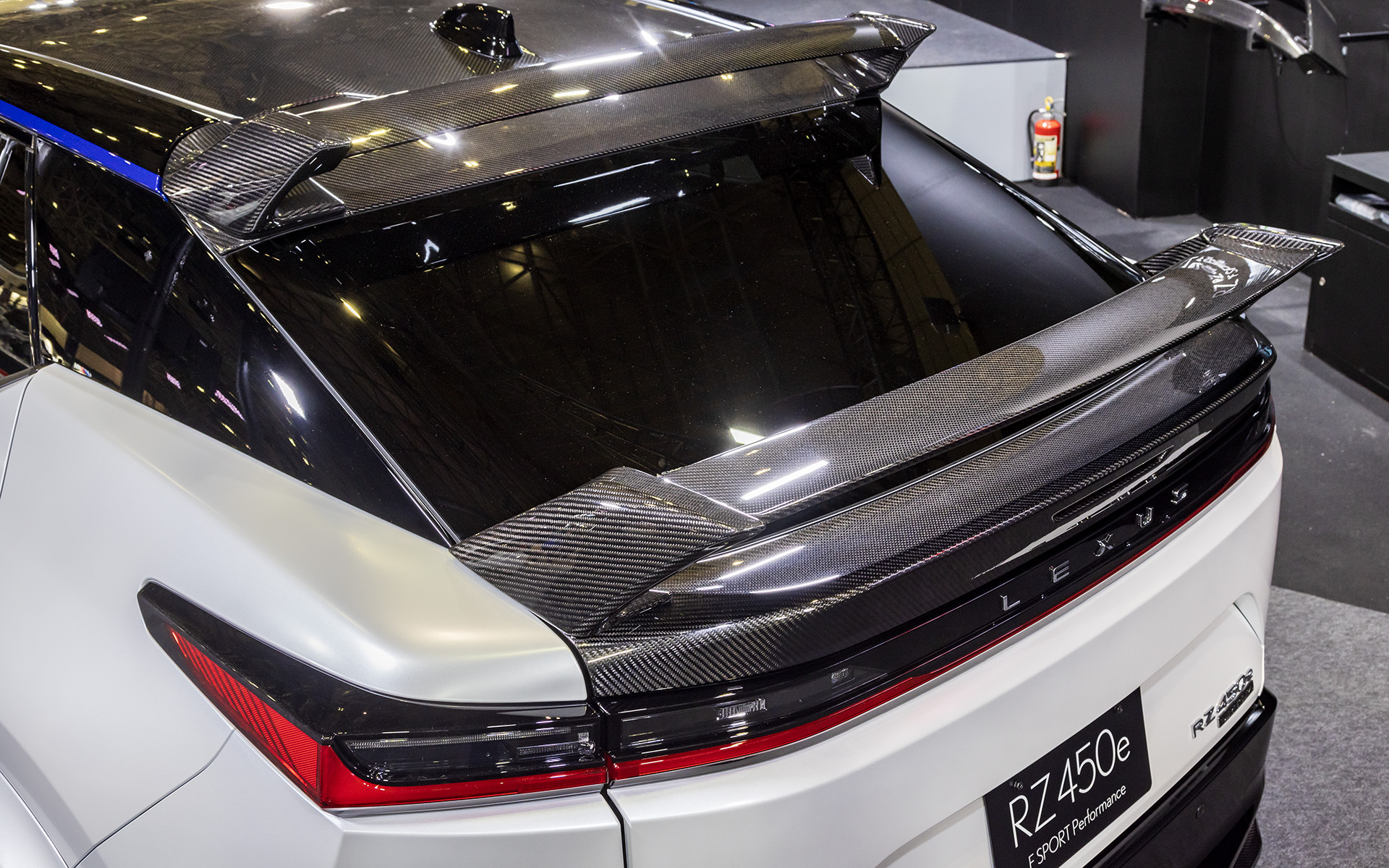 リアセクションには2段になったスポイラーを装着