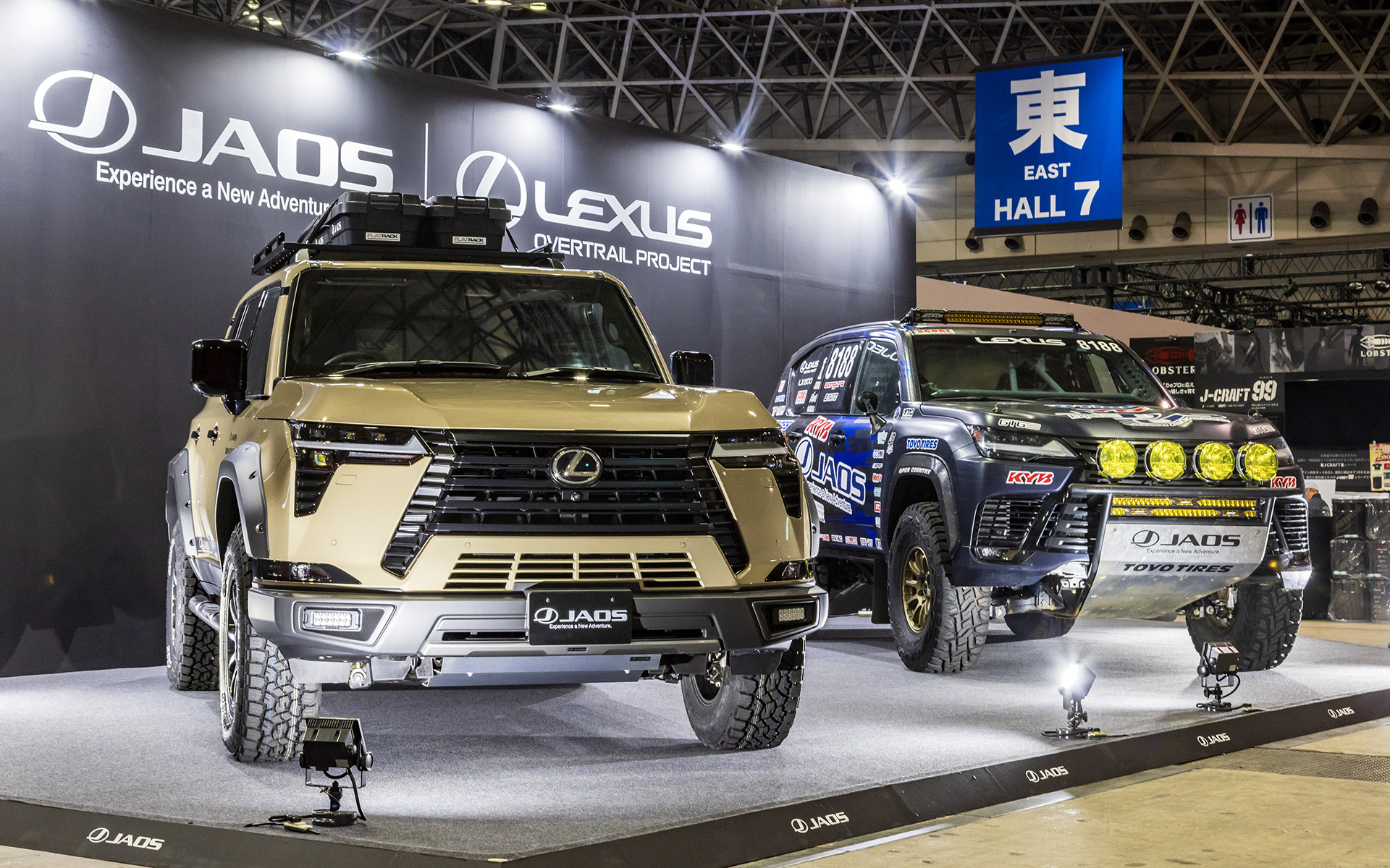 GX550“OVERTRAIL” JAOS ver.とLX600“OFFROAD”TEAM JAOS 2023ver.が並ぶ