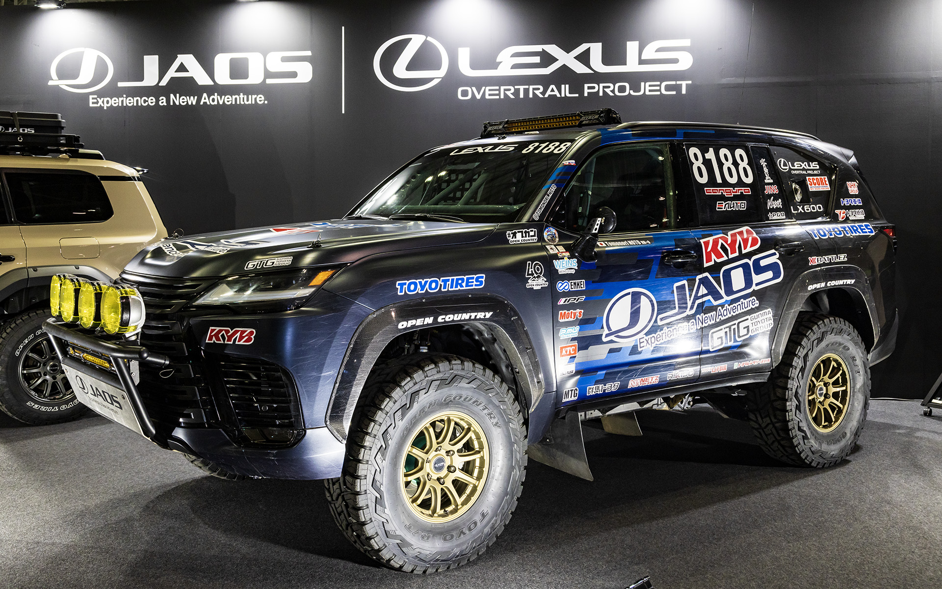LX600“OFFROAD”TEAM JAOS 2023ver.はカーボン製オーバーフェンダーなどコンペティションを意識したパーツが装着される