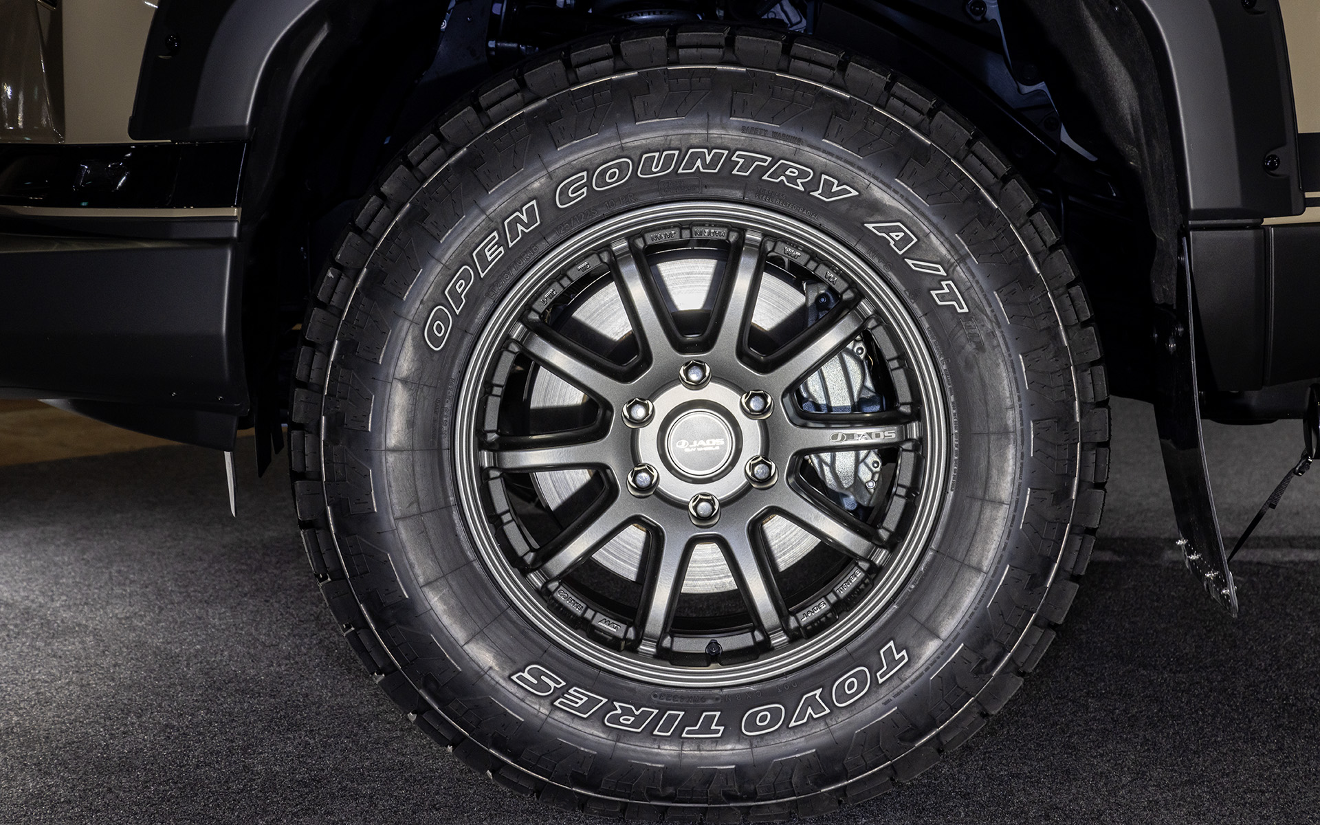 18インチホイールは同社オリジナルの「TRIBE CROSS」。タイヤは国内未発売となるトーヨー「オープンカントリーA/T III」。サイズは275/70R18