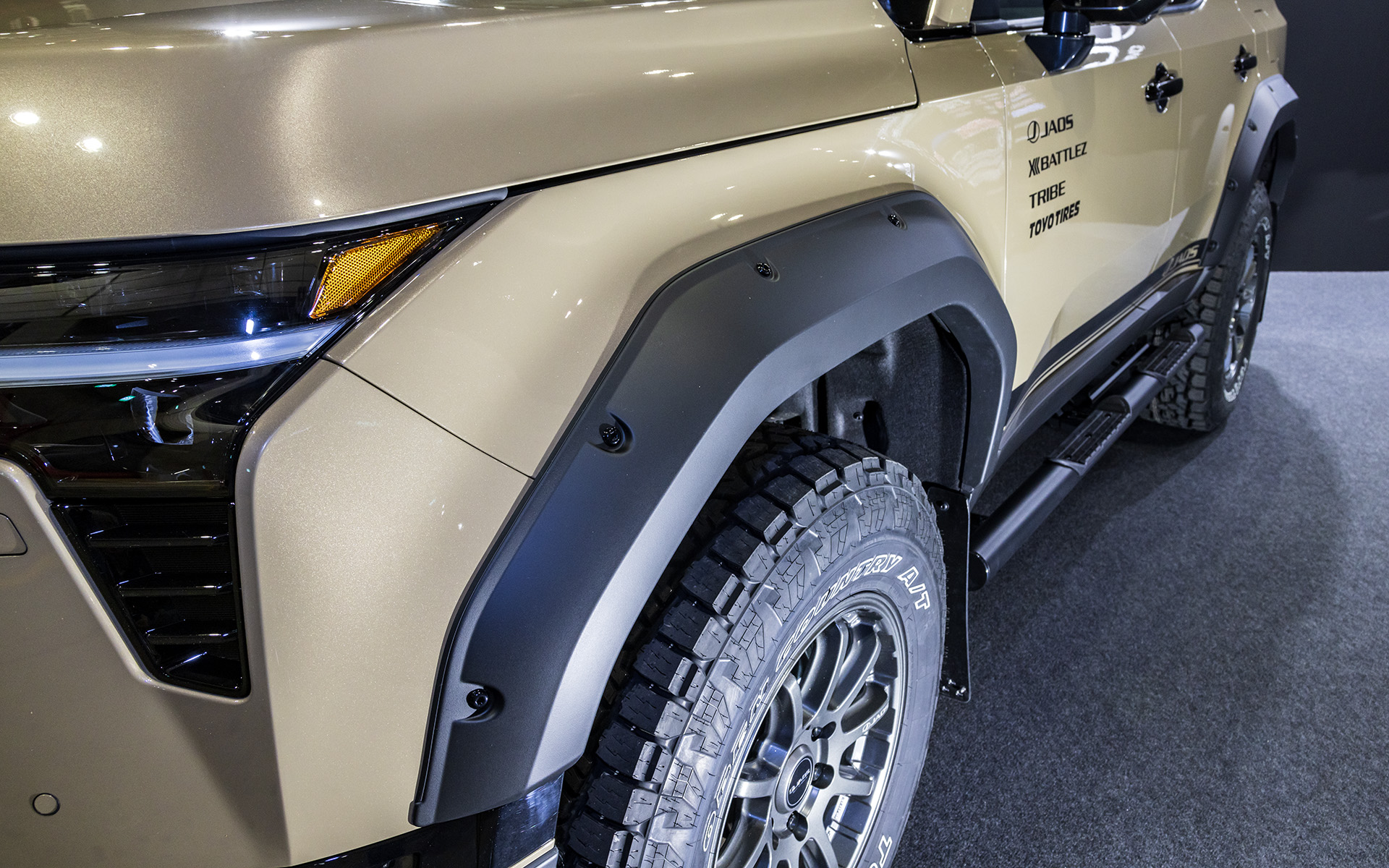 オーバーフェンダーのような「フェンダーガーニッシュtype-X」。張り出し量は9mmなので構造変更不要