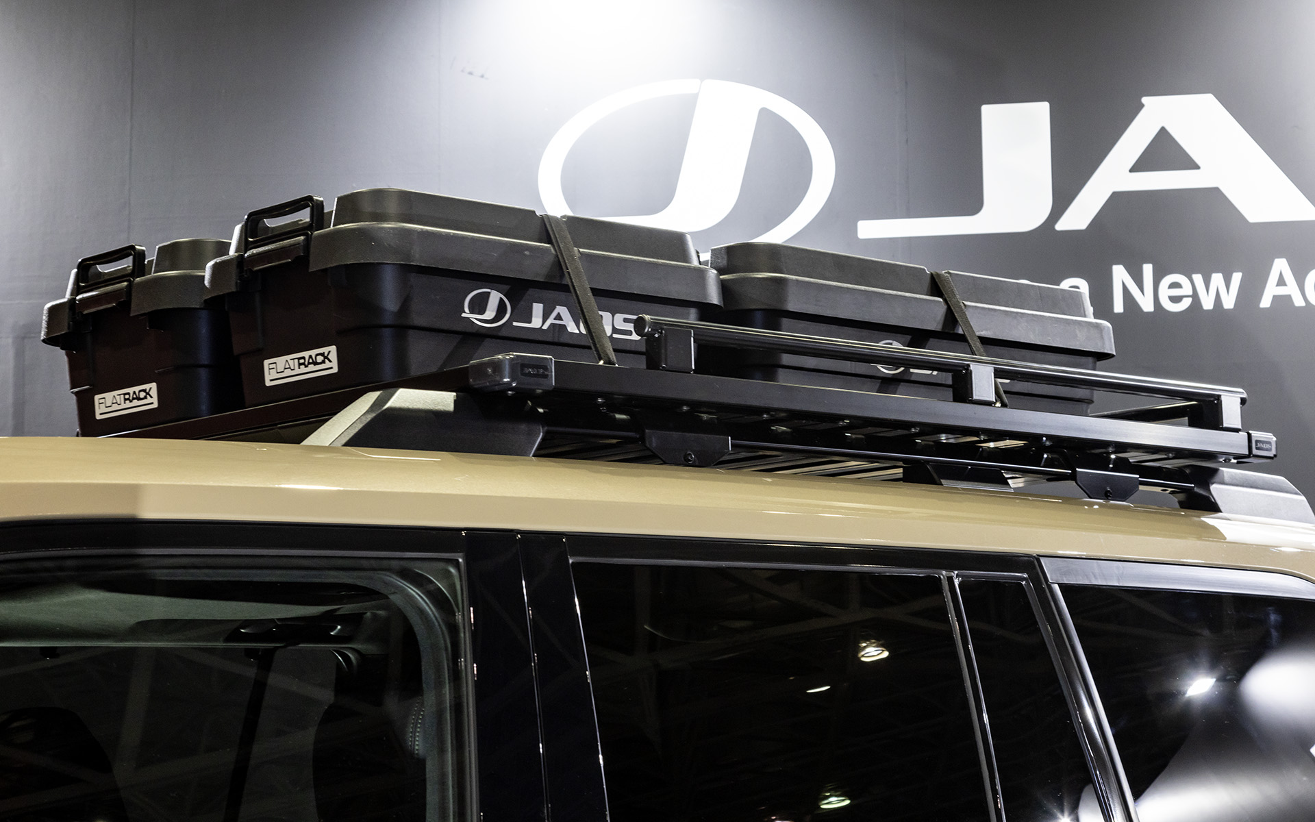 ルーフレール用のアルミ製フラットラック。サイズは1250×140mm