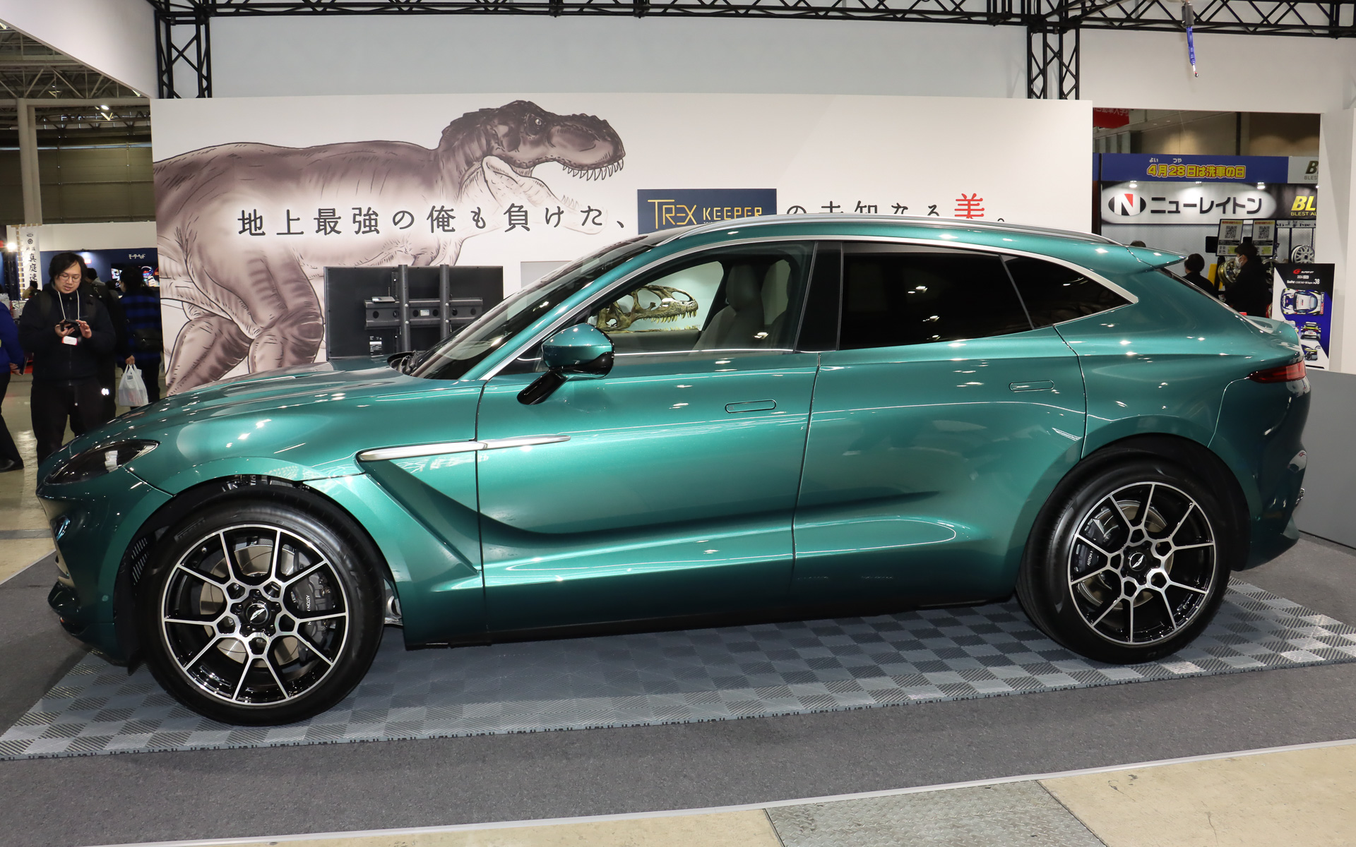 施工価格が34万400円～53万5200円というTREXキーパーのエクスクルーシブなイメージをDBXで表現。流麗なボディラインをTREXキーパーがさらに強調している