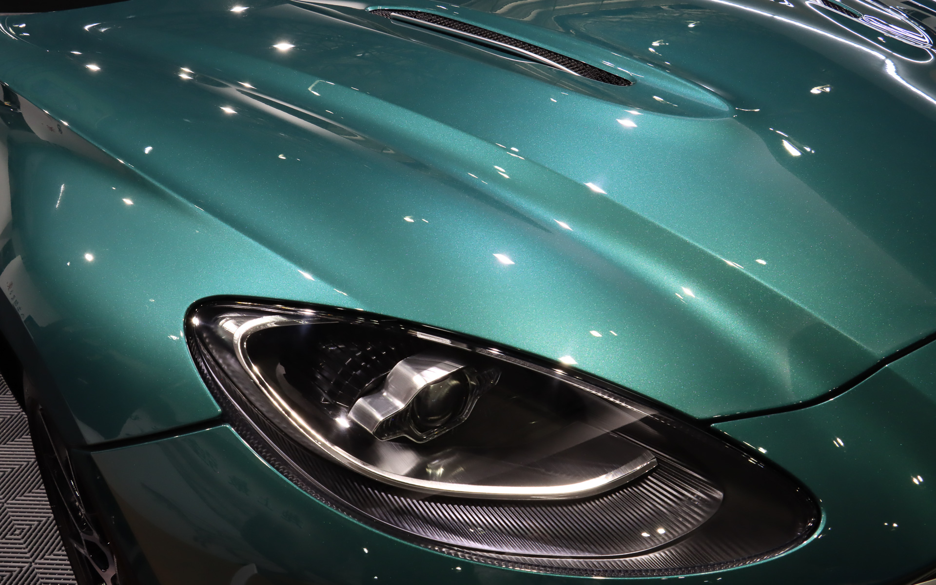 施工価格が34万400円～53万5200円というTREXキーパーのエクスクルーシブなイメージをDBXで表現。流麗なボディラインをTREXキーパーがさらに強調している