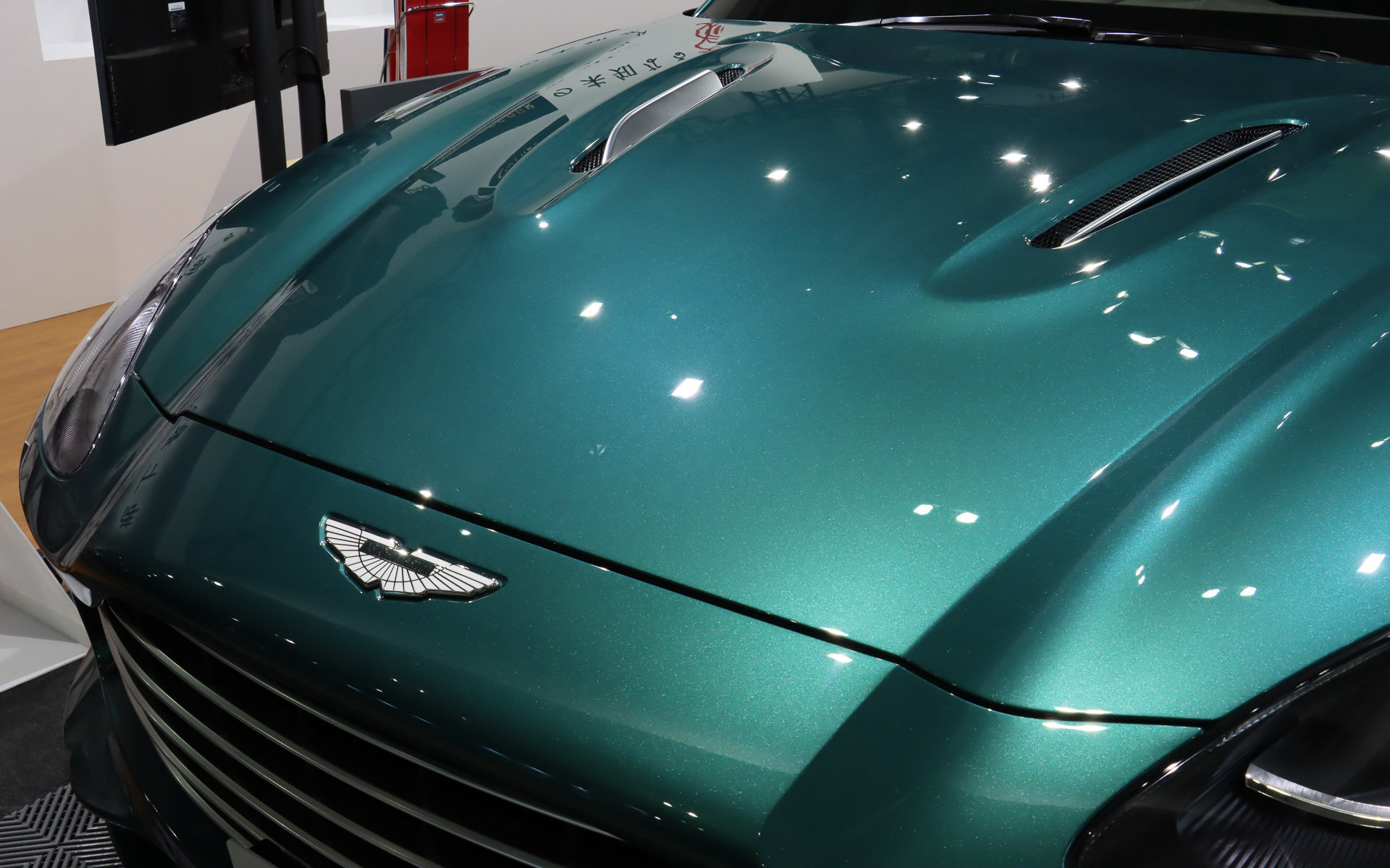 施工価格が34万400円～53万5200円というTREXキーパーのエクスクルーシブなイメージをDBXで表現。流麗なボディラインをTREXキーパーがさらに強調している