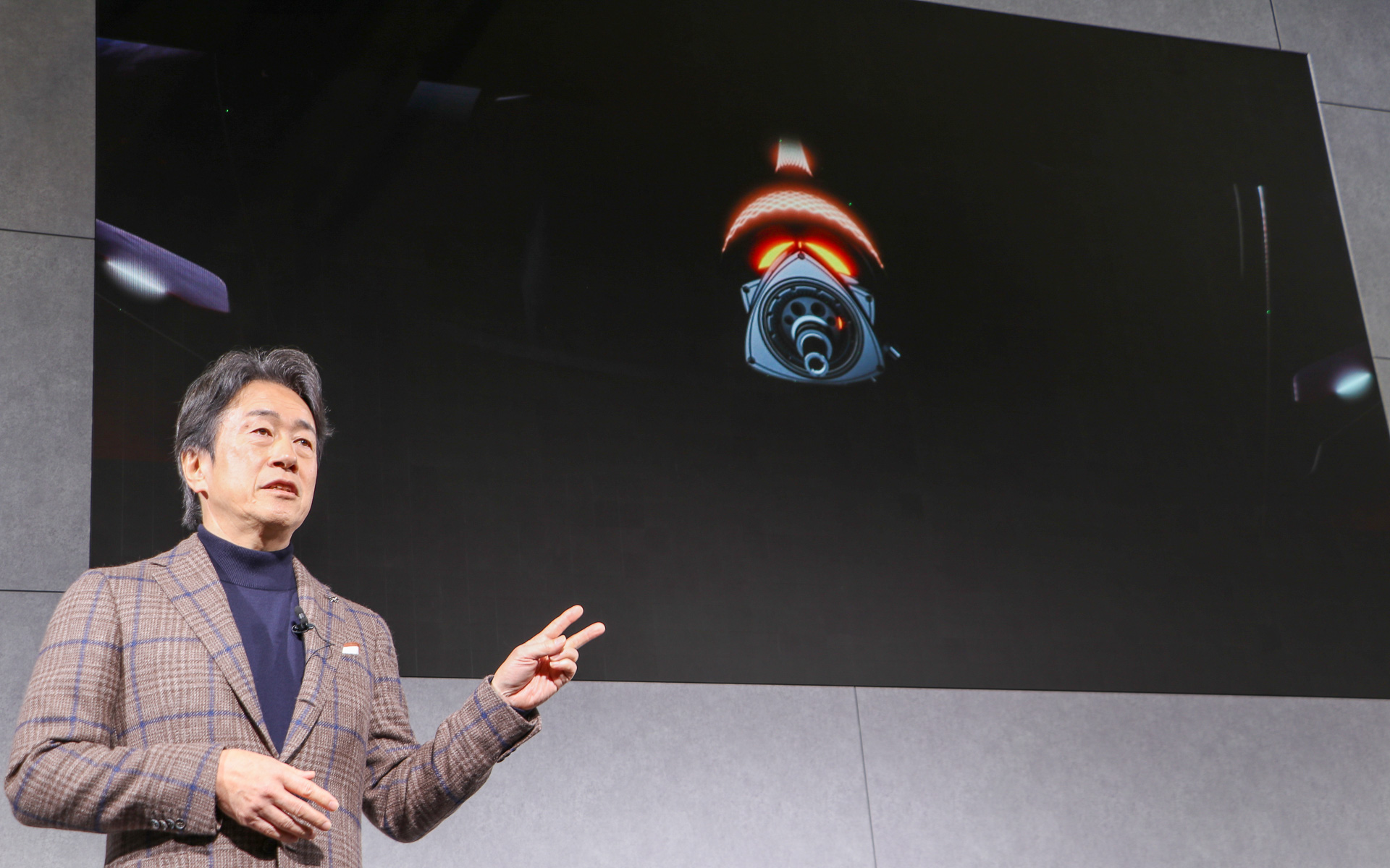 東京オートサロン2024の会場でロータリーエンジンの開発グループ立ち上げを発表したマツダ毛籠社長