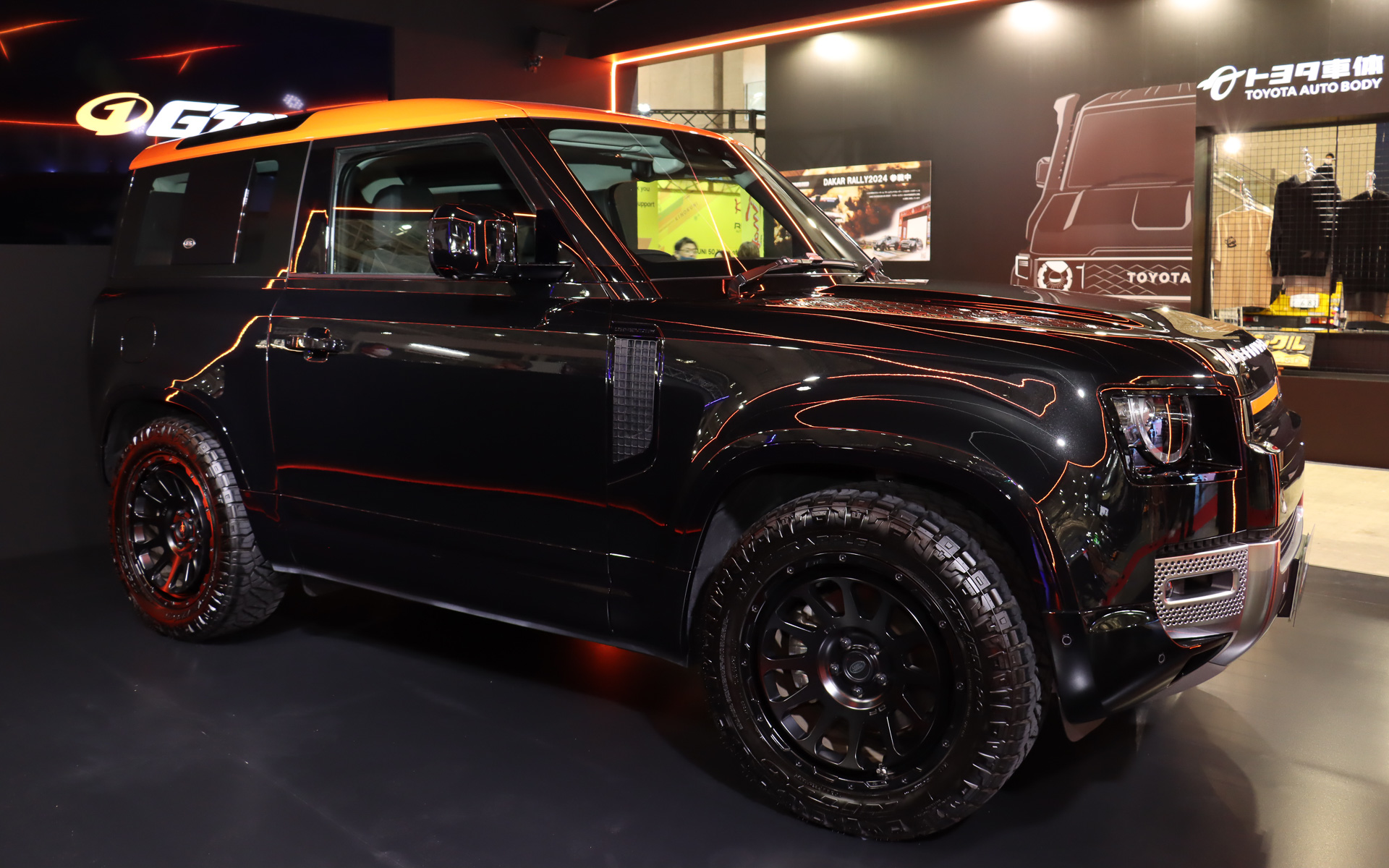 「G'ZOX リアルガラスコート class M」を施工した展示車のランドローバー「ディフェンダー」。ガラスコートによる強固な被膜をディフェンダーの力強さで表現している