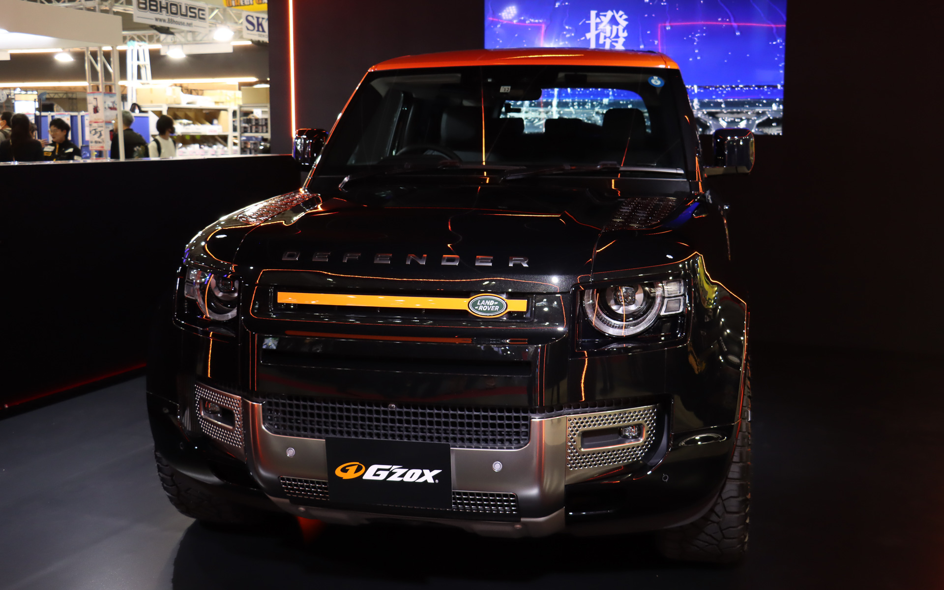 「G'ZOX リアルガラスコート class M」を施工した展示車のランドローバー「ディフェンダー」。ガラスコートによる強固な被膜をディフェンダーの力強さで表現している