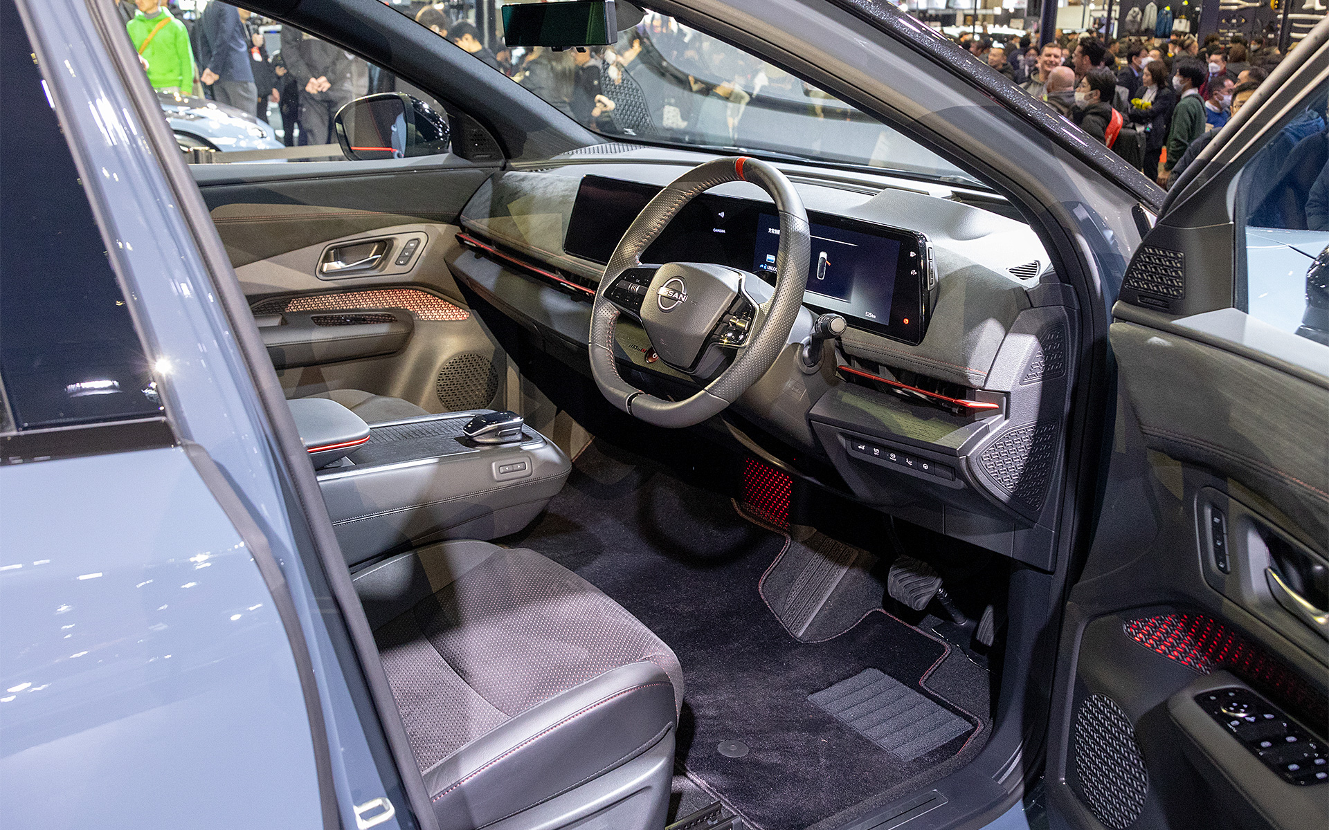 インテリア。ダッシュボードに赤いラインが入る