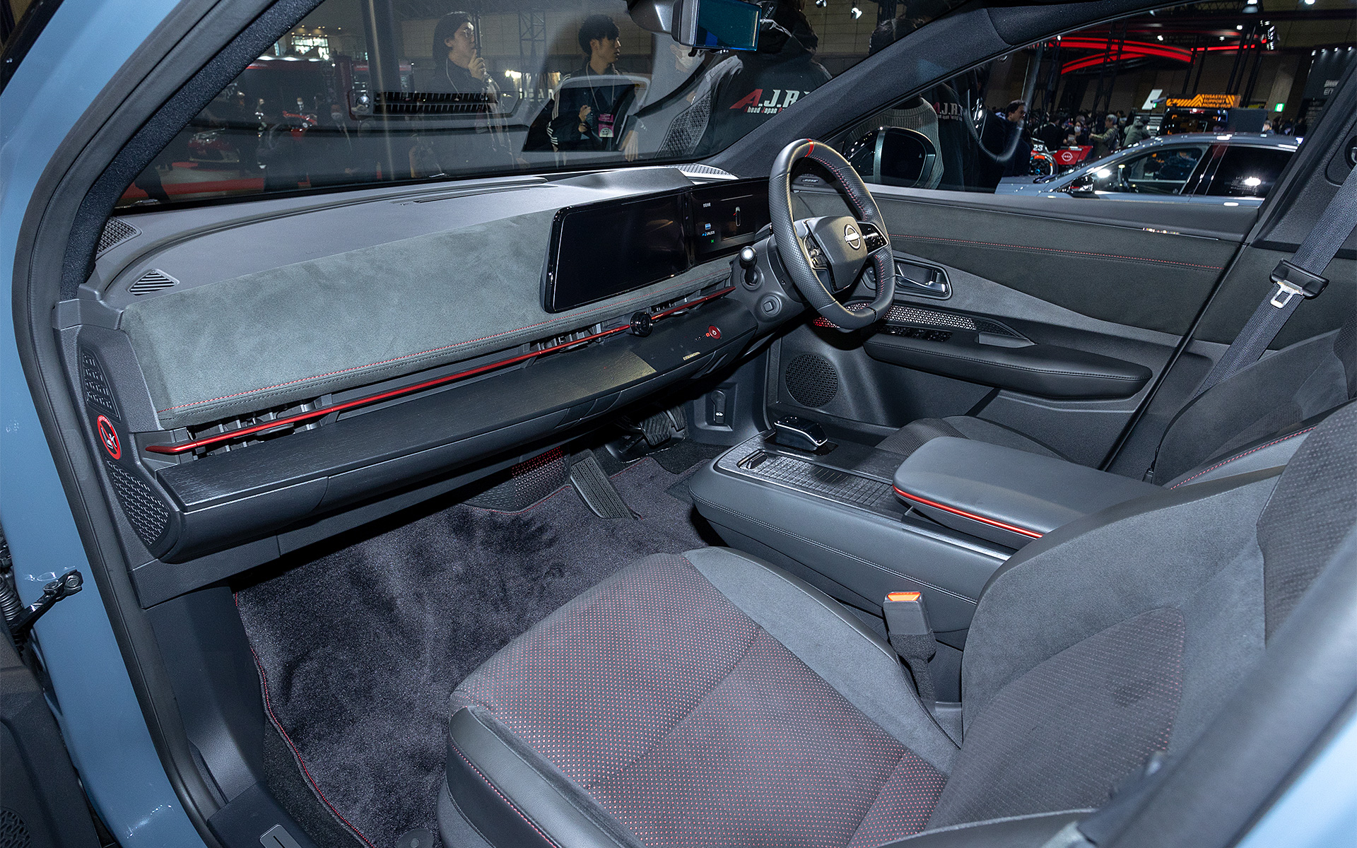 コンソール下、足もとセンターにも赤い照明がつく