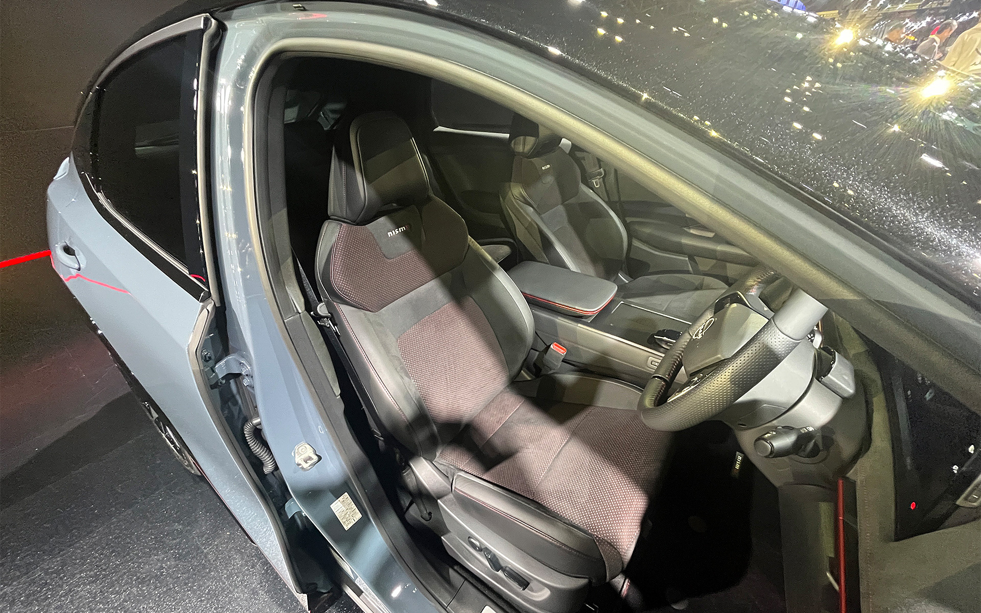 専用スポーツシート。NISMOロゴ入り