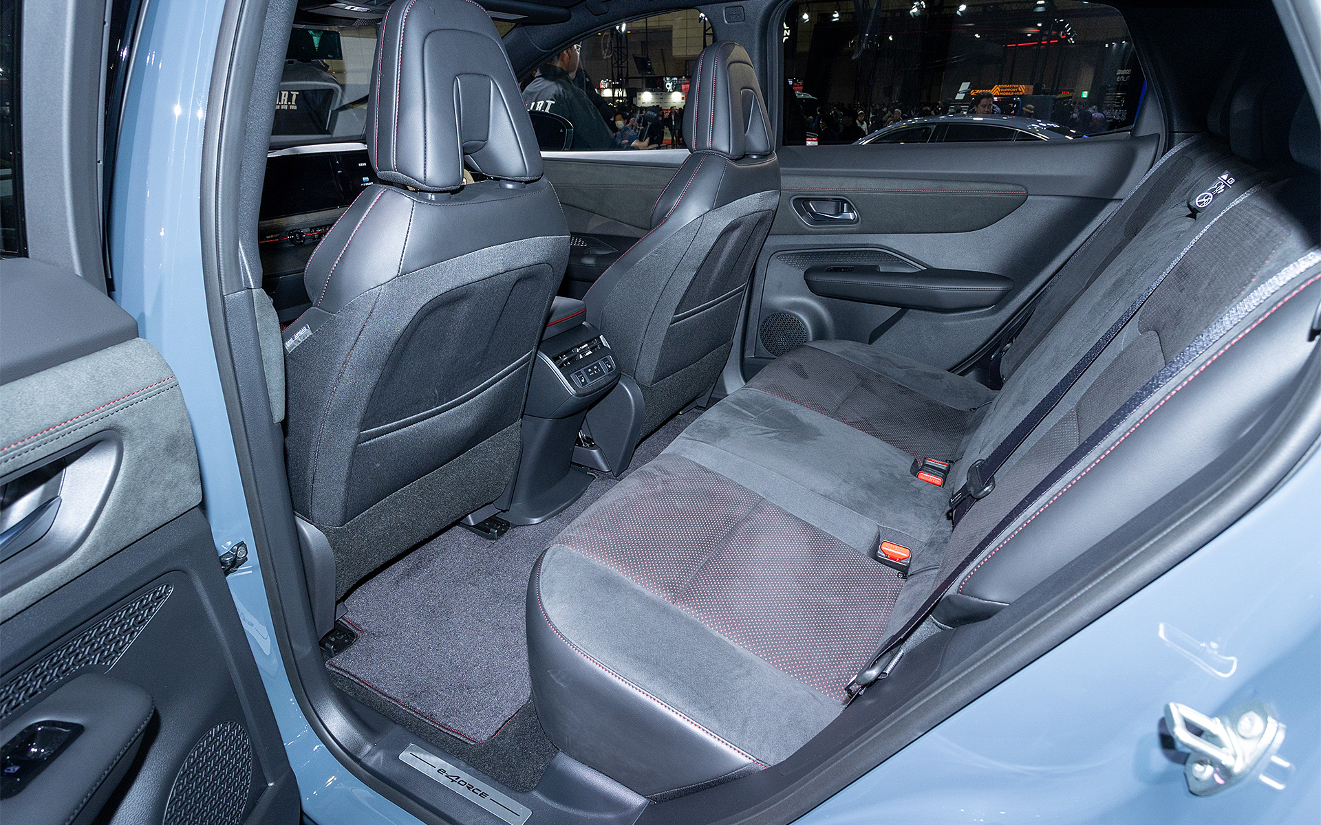 リヤシートの表皮も専用