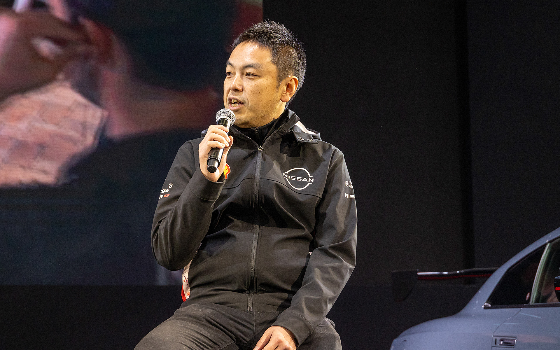 フォーミュラeにはアタックモードと呼ばれる特定のゾーンを通過した後、数分間の最大出力向上ができるところがある。そしてアリアNISMOにはNISMOモードと呼ばれるレスポンス向上モードがあると紹介