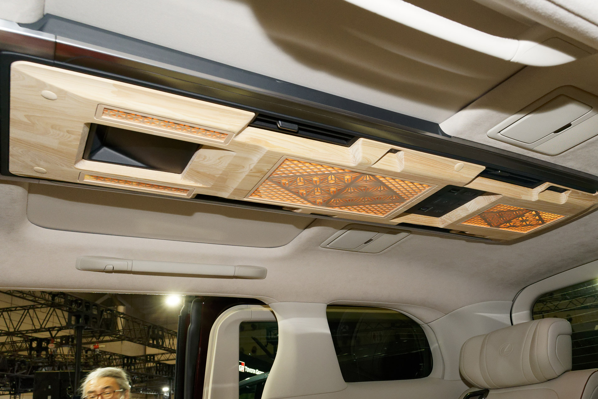 天井の照明付近に木曽檜による組み木細工を模したあしらい