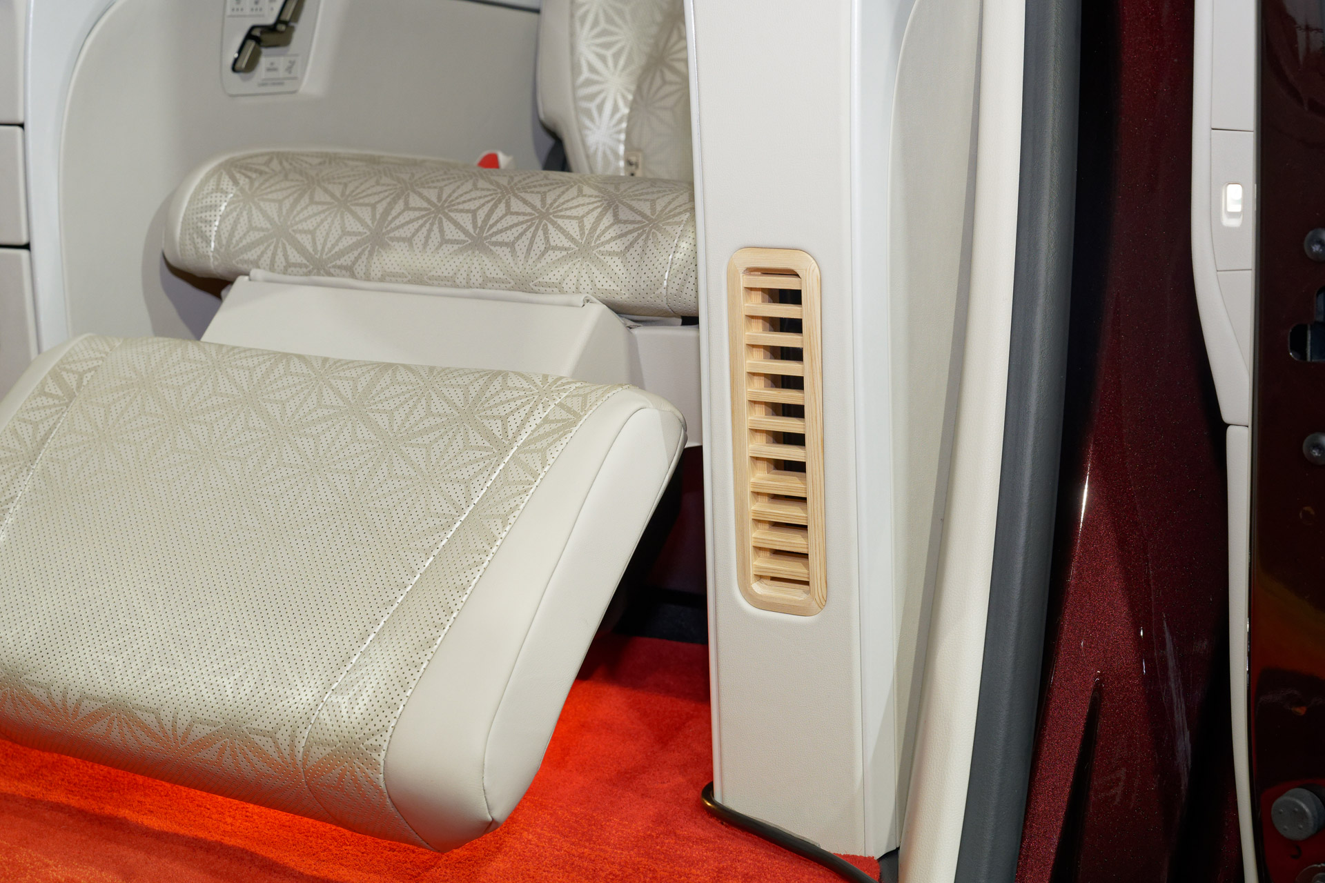 足下のエアコンのルーバーにも木曽檜