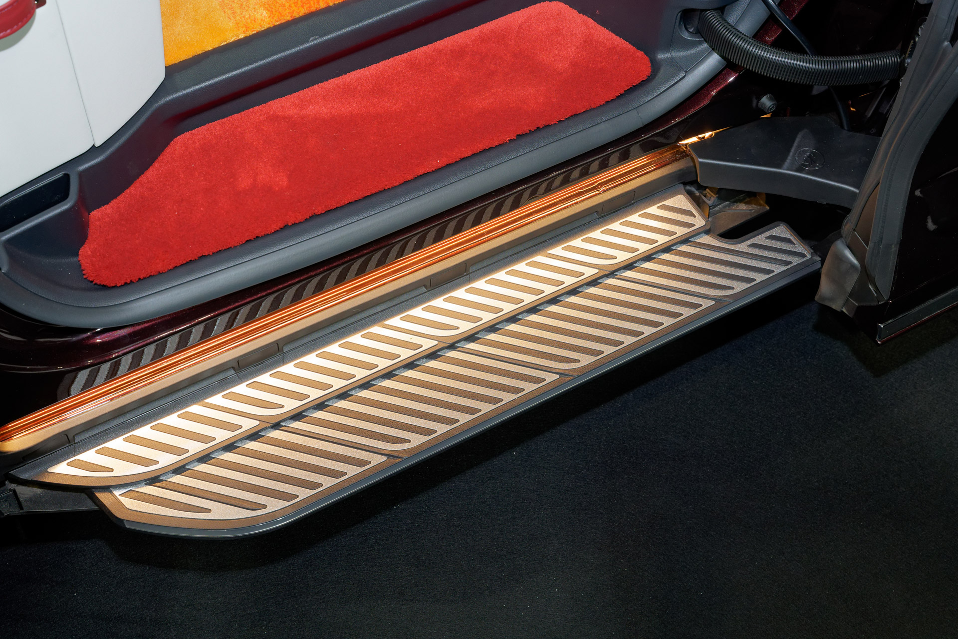 サイドステップにはメタル素材を使用