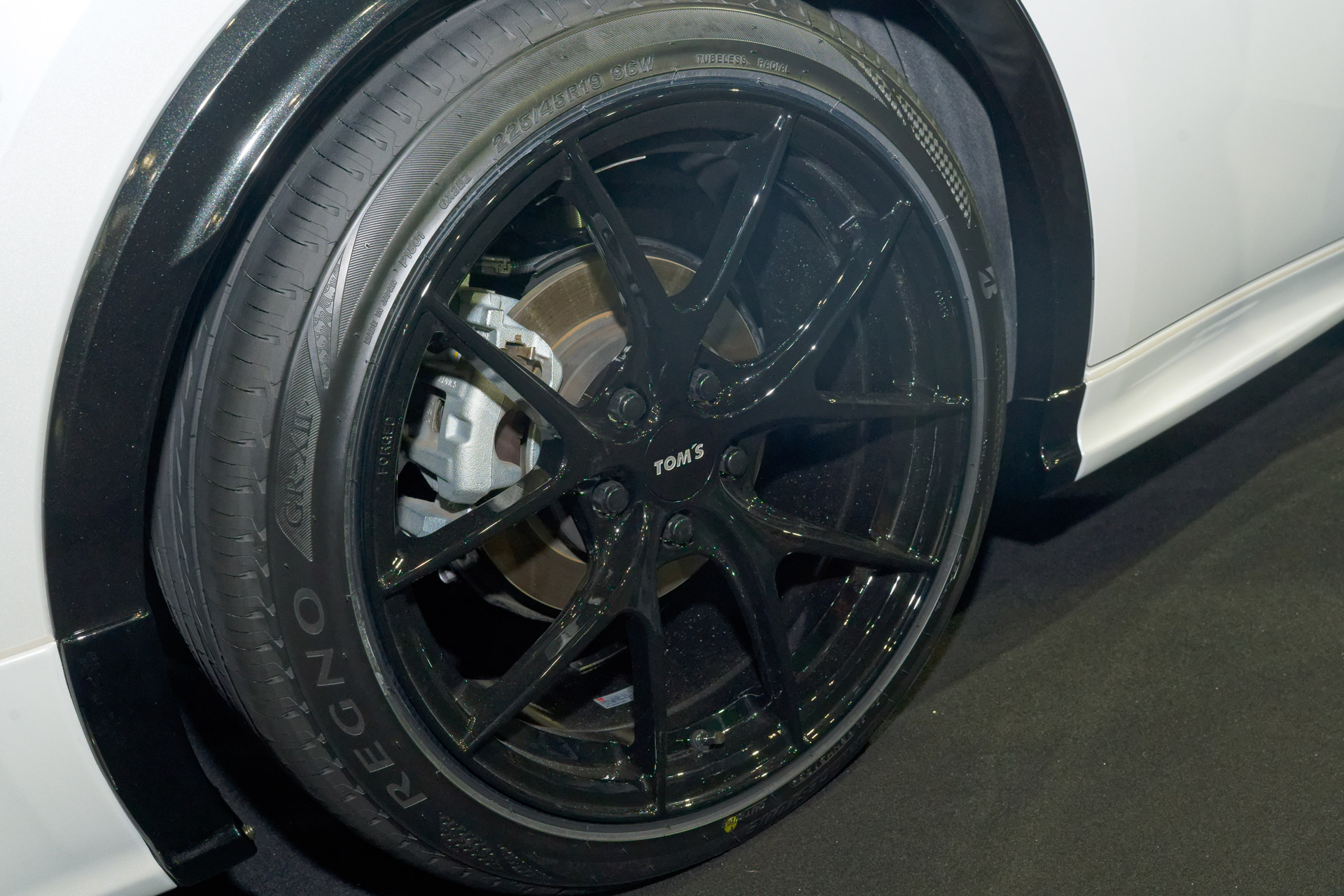 プリウスベースのコンプリートカー