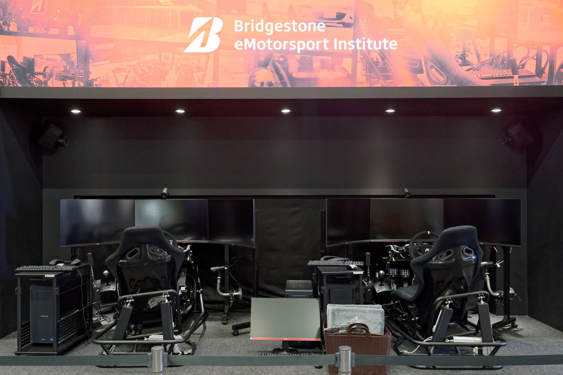 可動筐体による本格的なレーシングシミュレーターでeモータースポーツを誰でも体験できる